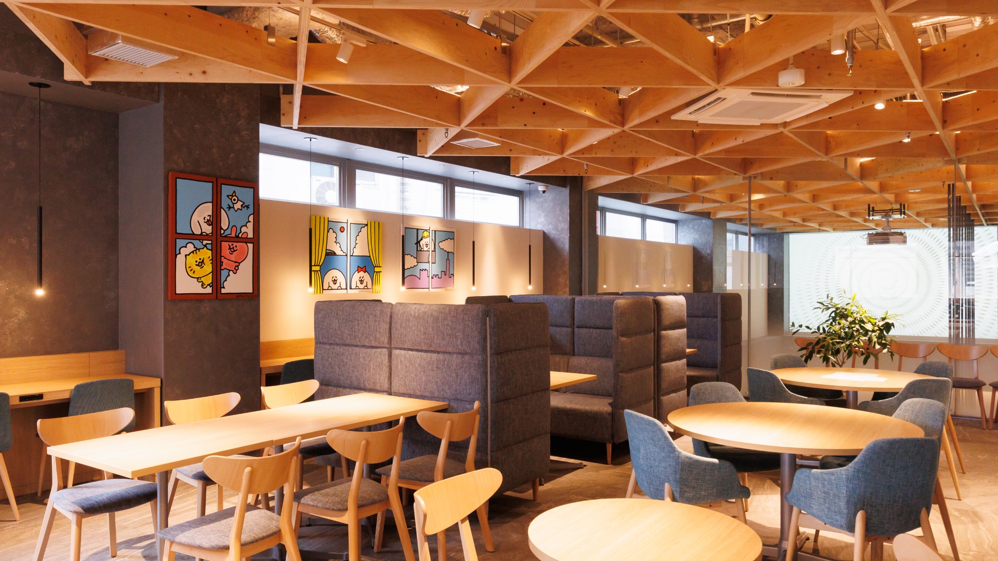 【360&deg;HUB】日中はゆったりとくつろげる多目的スペースとして自由な時間を過ごすことができます。