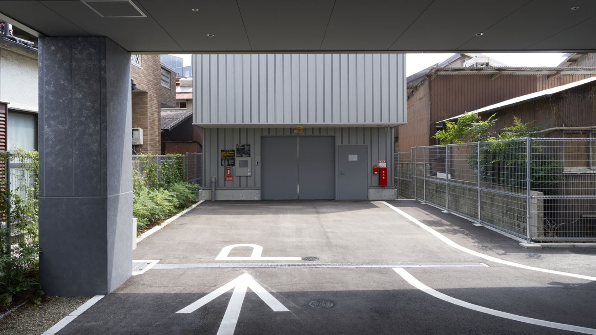 【駐車場】機械式駐車場（要予約・料金：1,700円/泊）　※満車の場合は周辺駐車場のご利用ください。