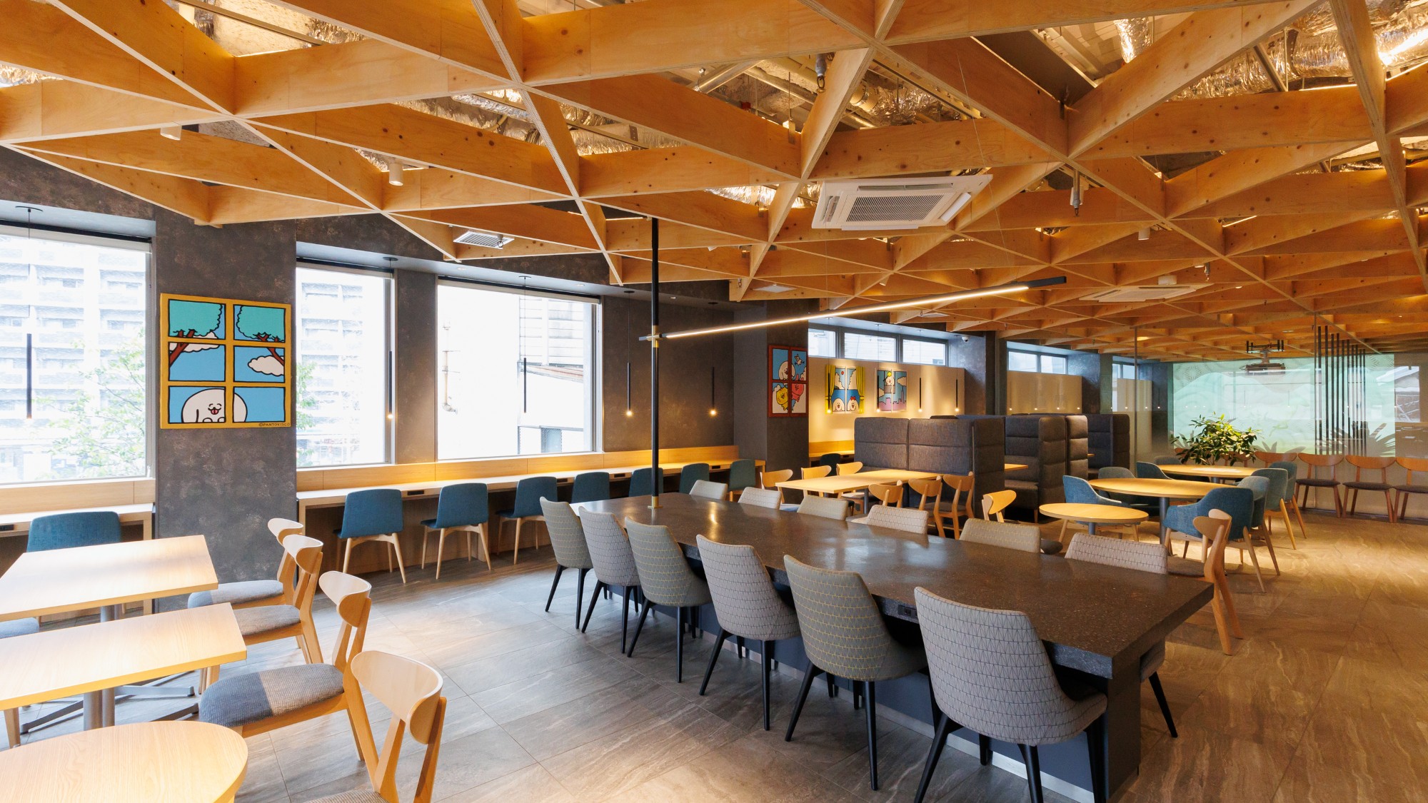 【360&deg;HUB】カフェタイムや読書にもぴったりな、開放感ある空間。