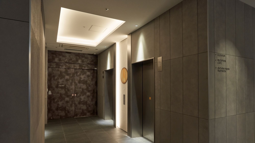 【エレベーターホール】ホテル内の階数表示は、福岡の伝統工芸品である小石原焼を使用しております。