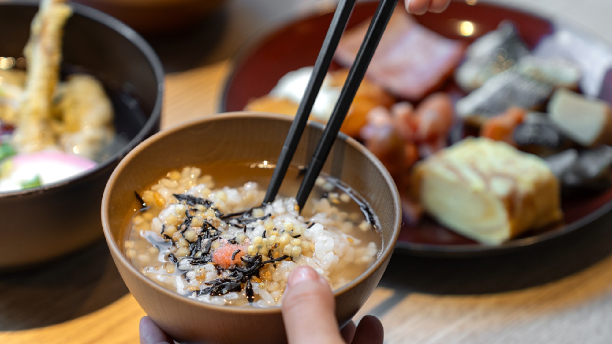 【朝食】博多名物うどんやあごだしのお茶漬けなど、地元の味を楽しむ朝食。