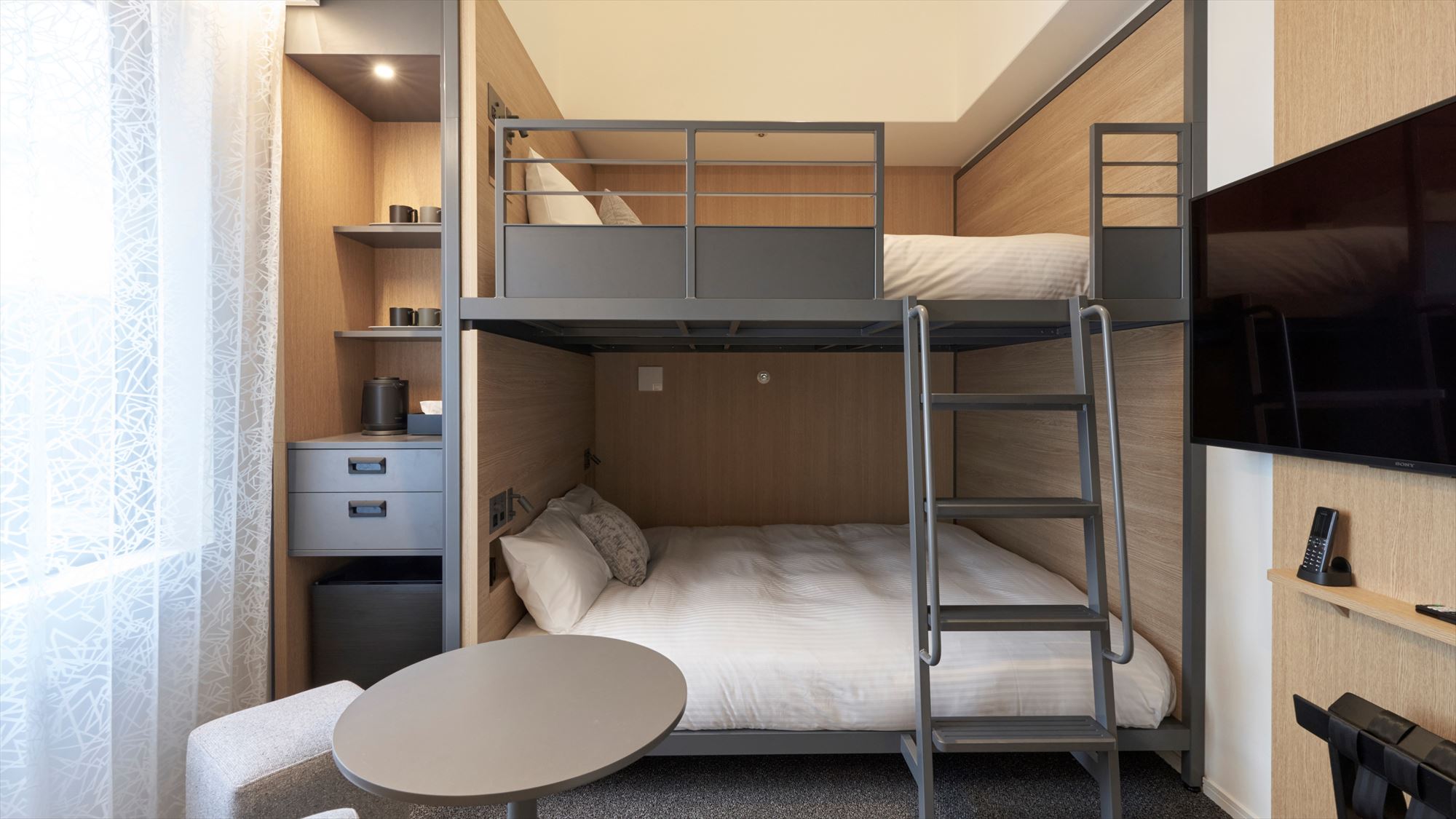 【2段ベッドクイーン】クイーンサイズ(160cm幅)の2段ベッドをご用意。4名様までご宿泊可能です
