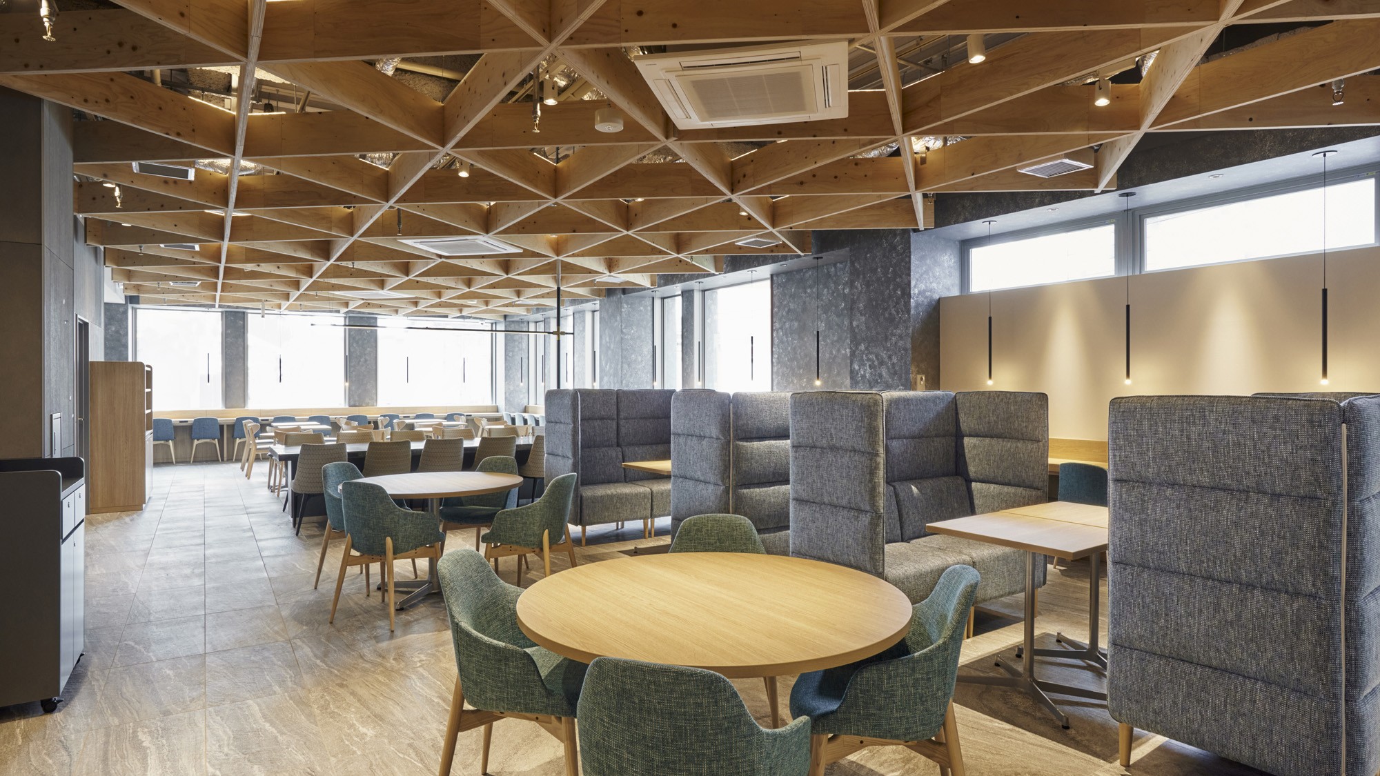 【360&deg;HUB】多目的スペースとして、11：00a.m.〜9：00p.m.はご利用いただけます。