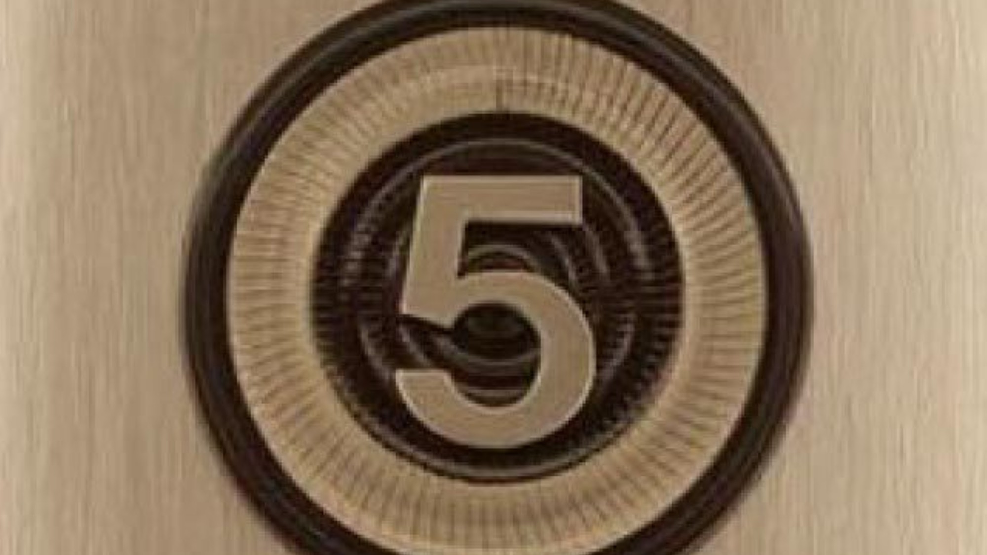 【アート】サインアート［5F : 早川窯元］。各階のサインは、地元小石原焼きのアート作品で表現。