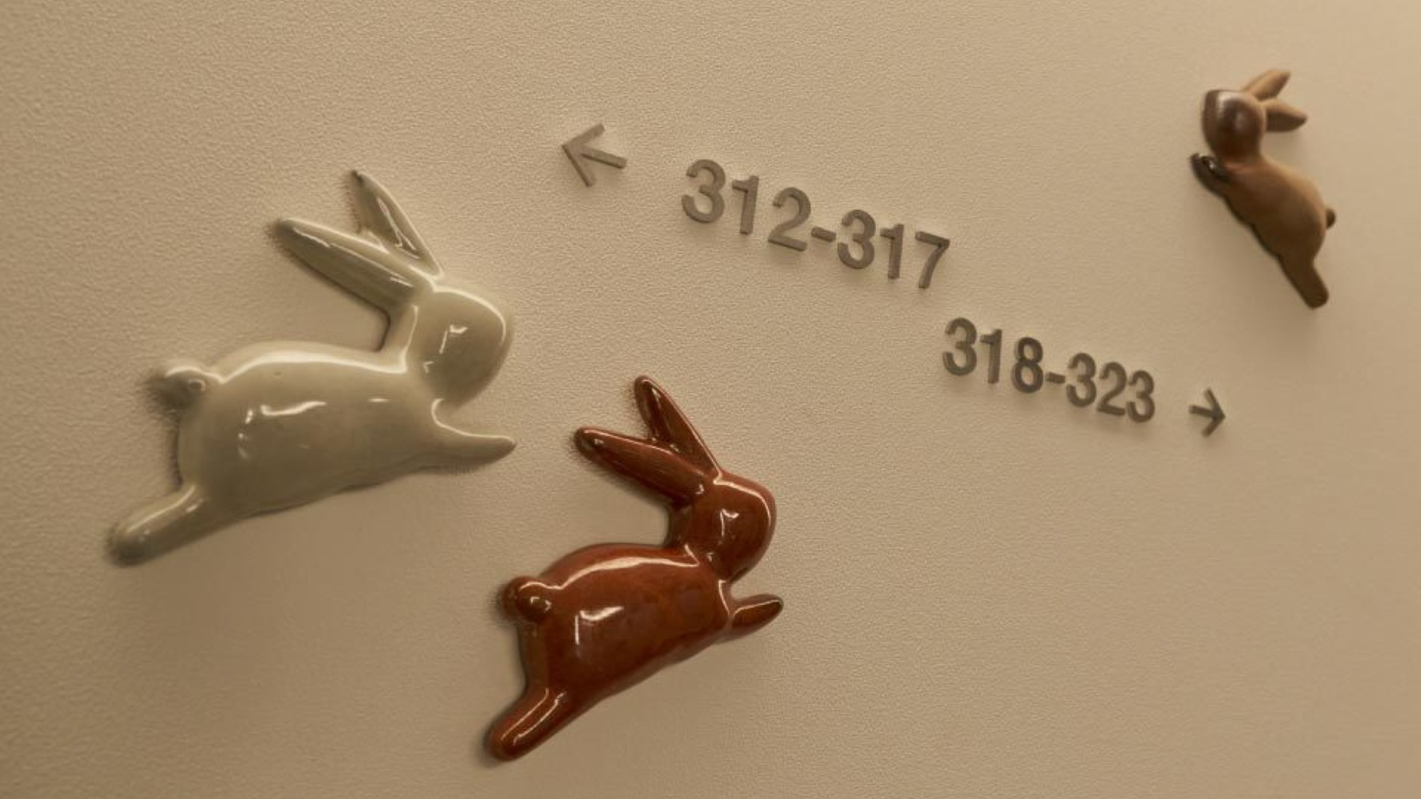 【アート】サインアート［3F : 鬼丸雪山窯元］。各階のサインは、地元小石原焼きのアート作品で表現。