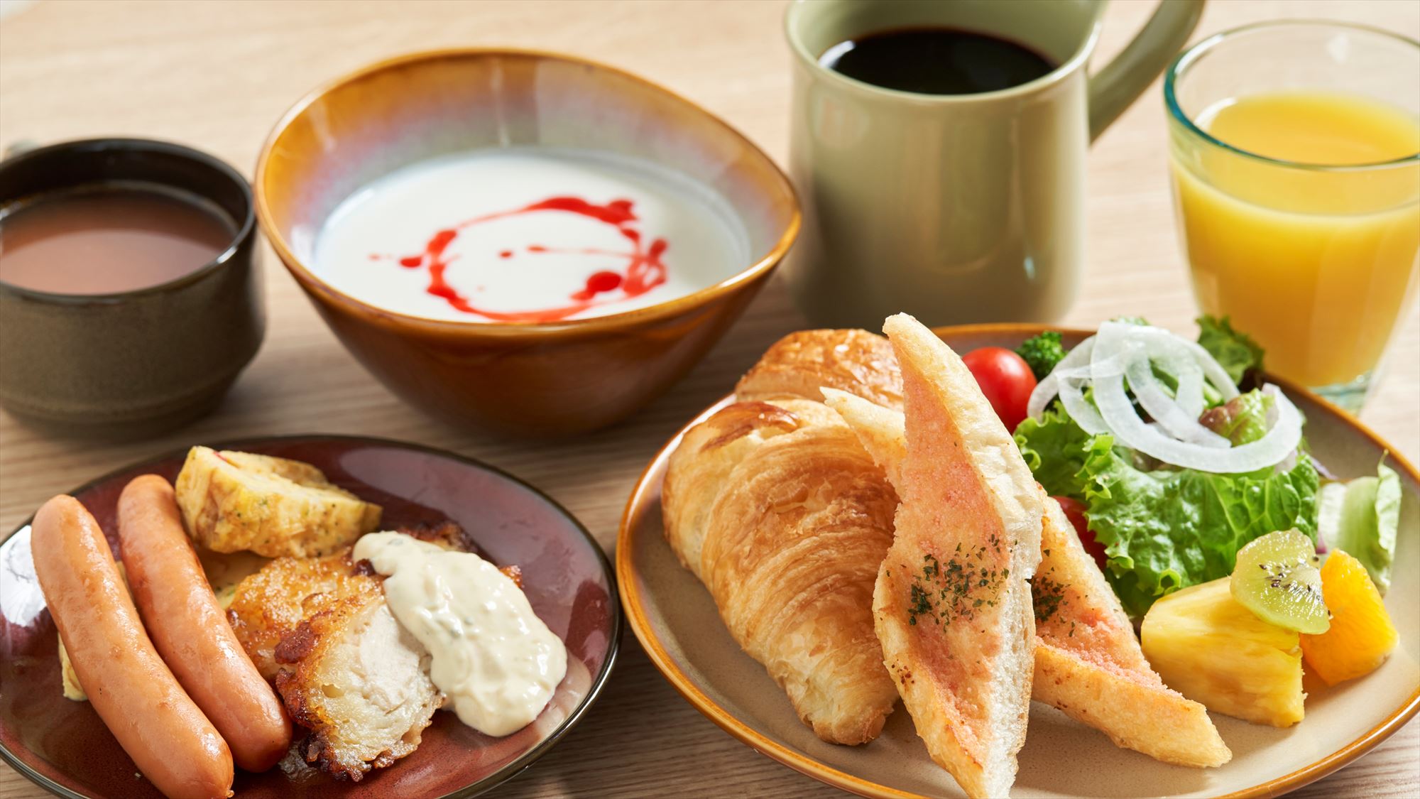 【朝食】地元の新鮮な食材を使った、ビュッフェ形式のモーニングをお楽しみください。