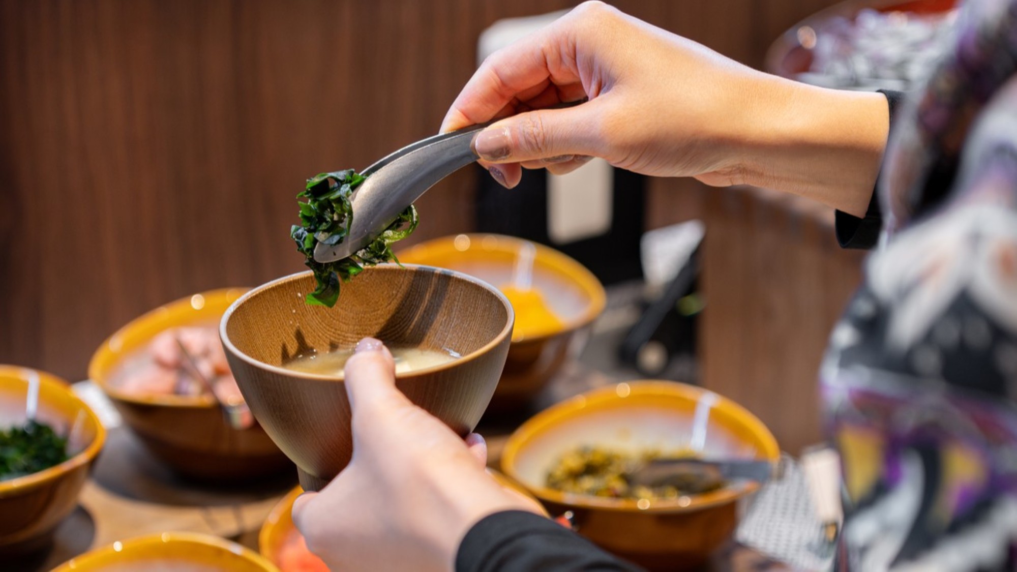 【朝食】朝には地元の新鮮な食材を使った、和食中心のビュッフェ形式のモーニング。