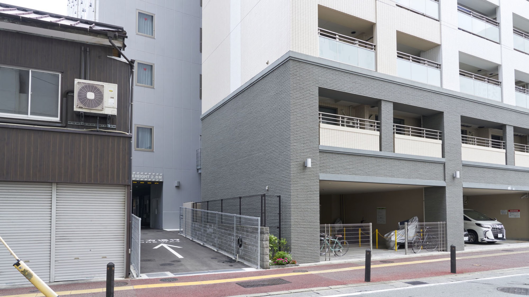 【駐車場】車でのアクセスも便利な、駐車場入り口。​