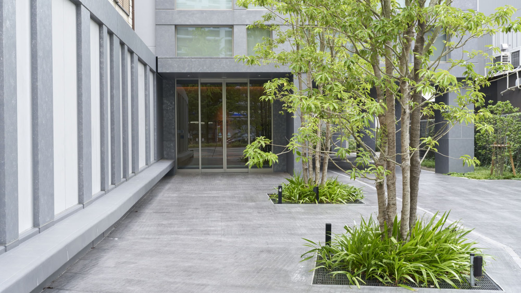 【エントランス】広々としたエントランスは、都会の真ん中であることを忘れさせてくれます。