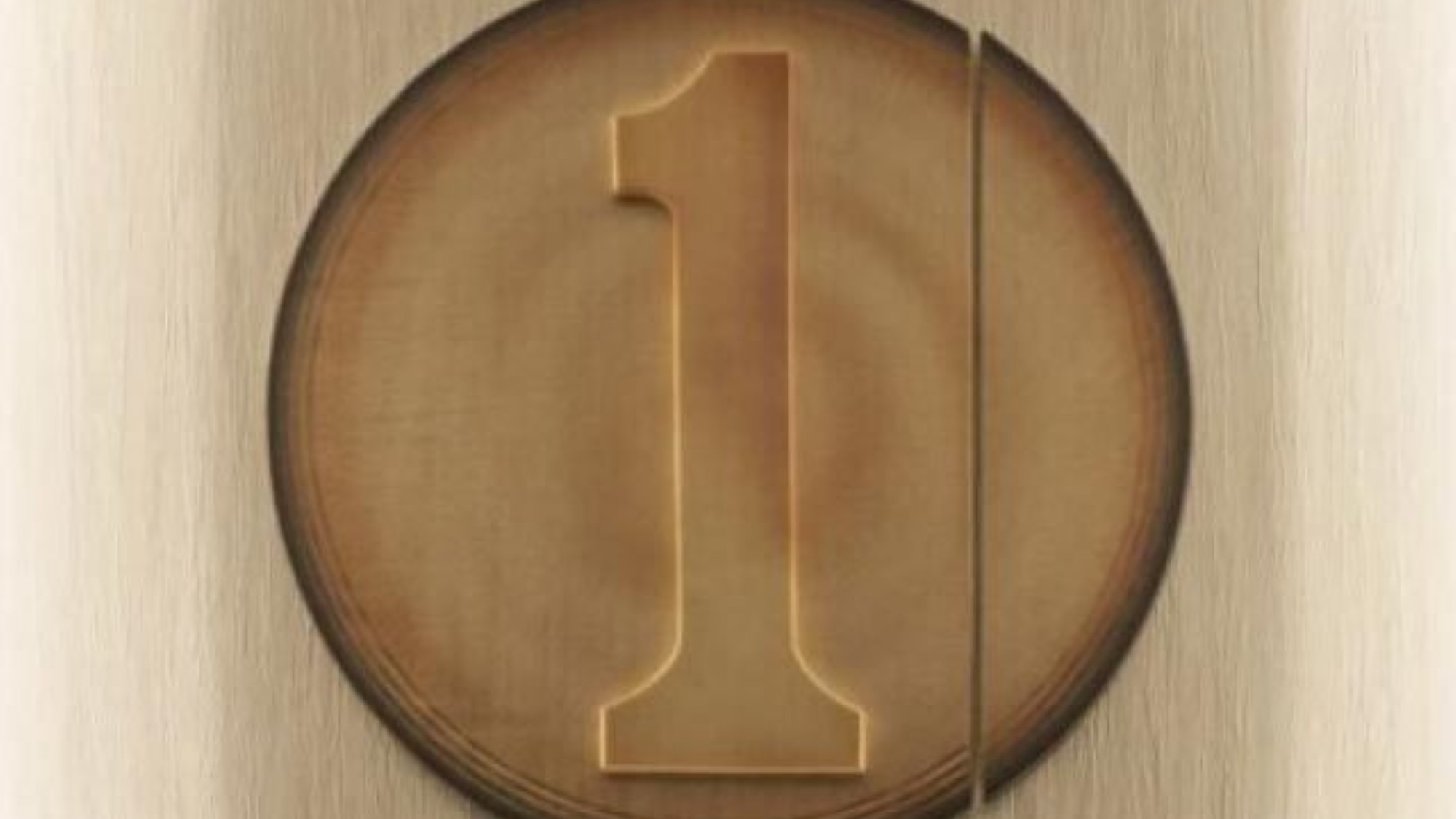 【アート】サインアート［1F : やまぜん窯］。各階のサインは、地元小石原焼きのアート作品で表現。