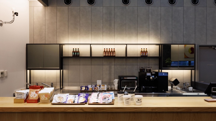 【カフェ＆バー】レセプション横のカフェ＆バーでは軽食やドリンクを販売しております。