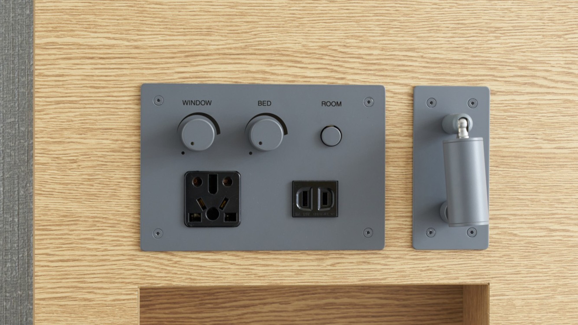 【共通客室設備】ナイトパネル・時計