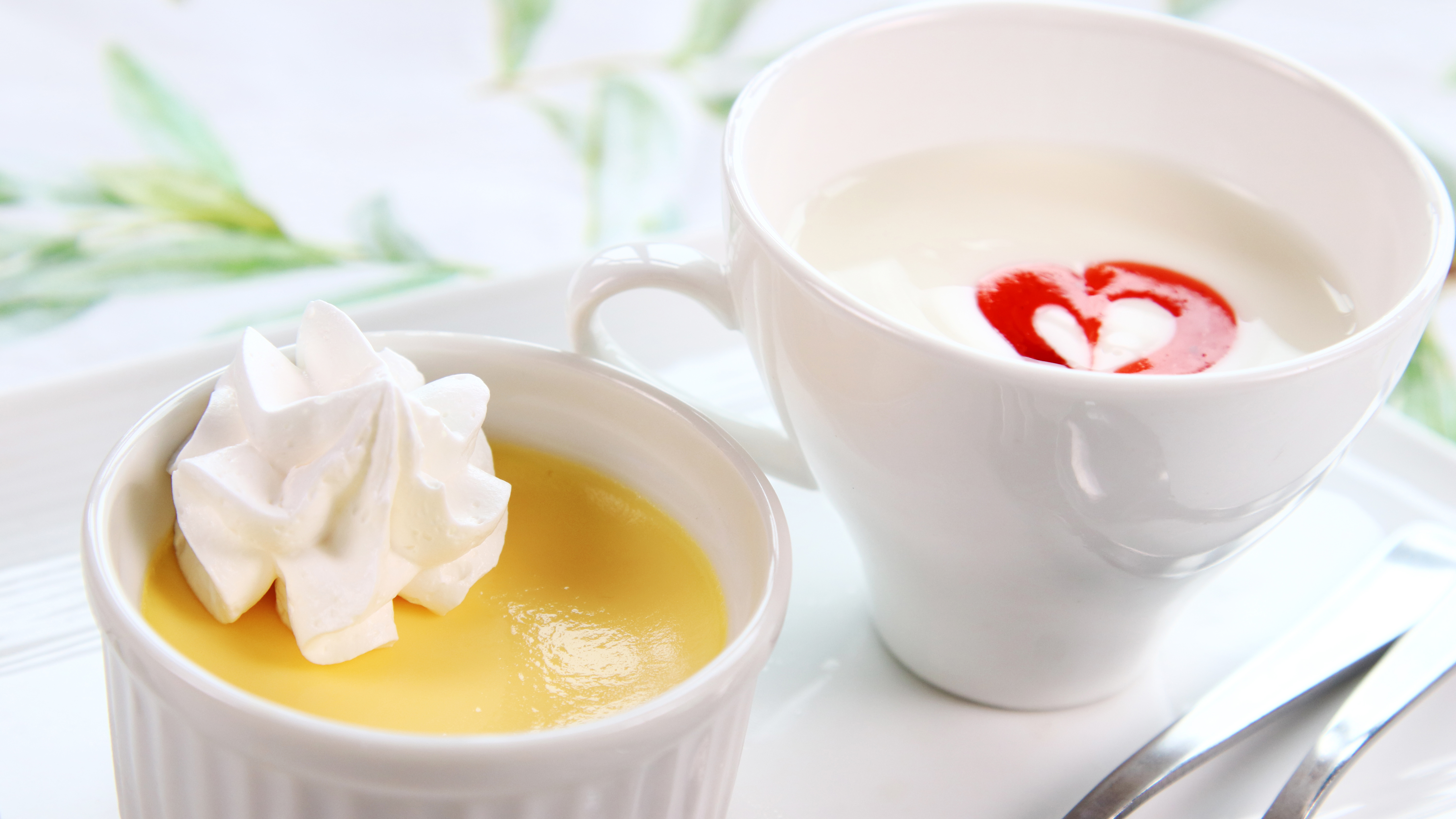 朝食　手づくりプリンとヨーグルト