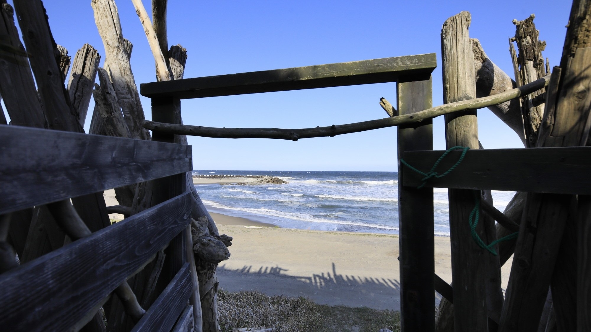 ◆海岸への小道　施設から続く小道を歩いて約1分。扉を開けるとすぐそこに太平洋が広がります。