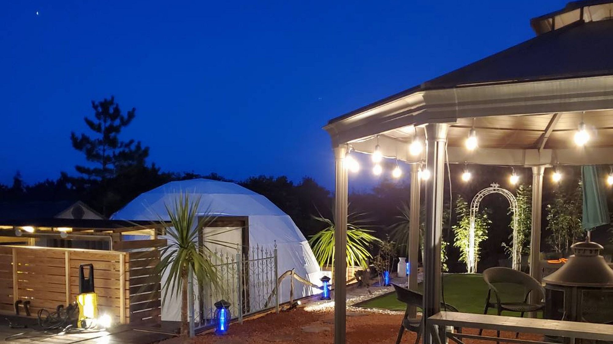 ◆海まで徒歩1分の場所に建つ、太平洋を望む全天候型のドームテント