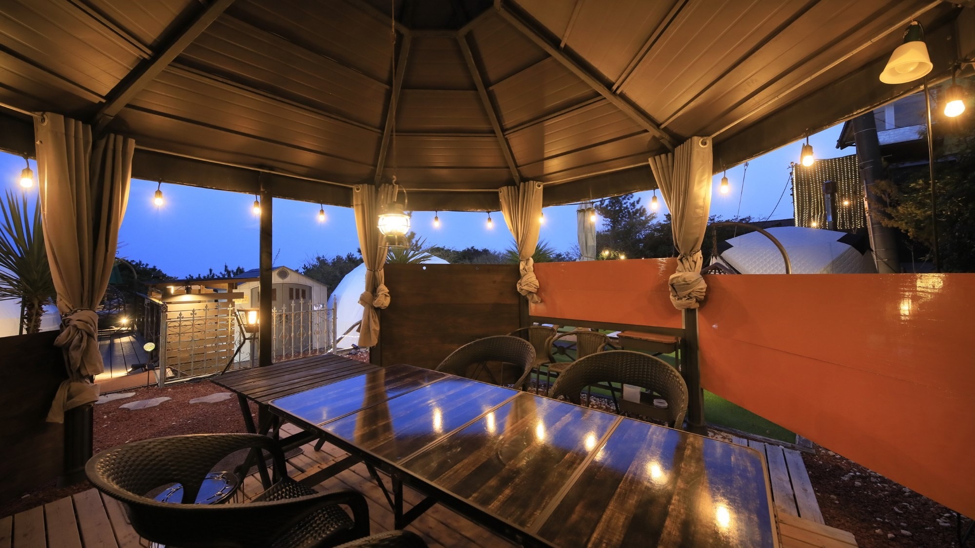 ◆BBQ会場は屋根付きで雨でも安心！