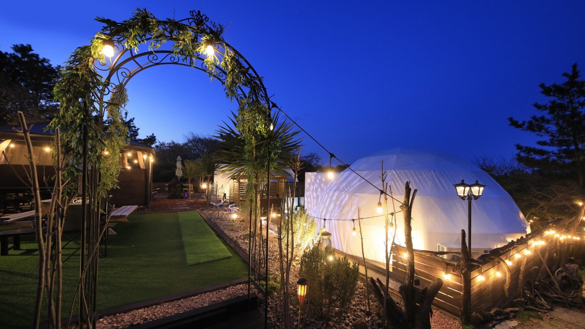 ◆客室外観　空調やFree Wi-Fiを完備した快適なドームテントです。