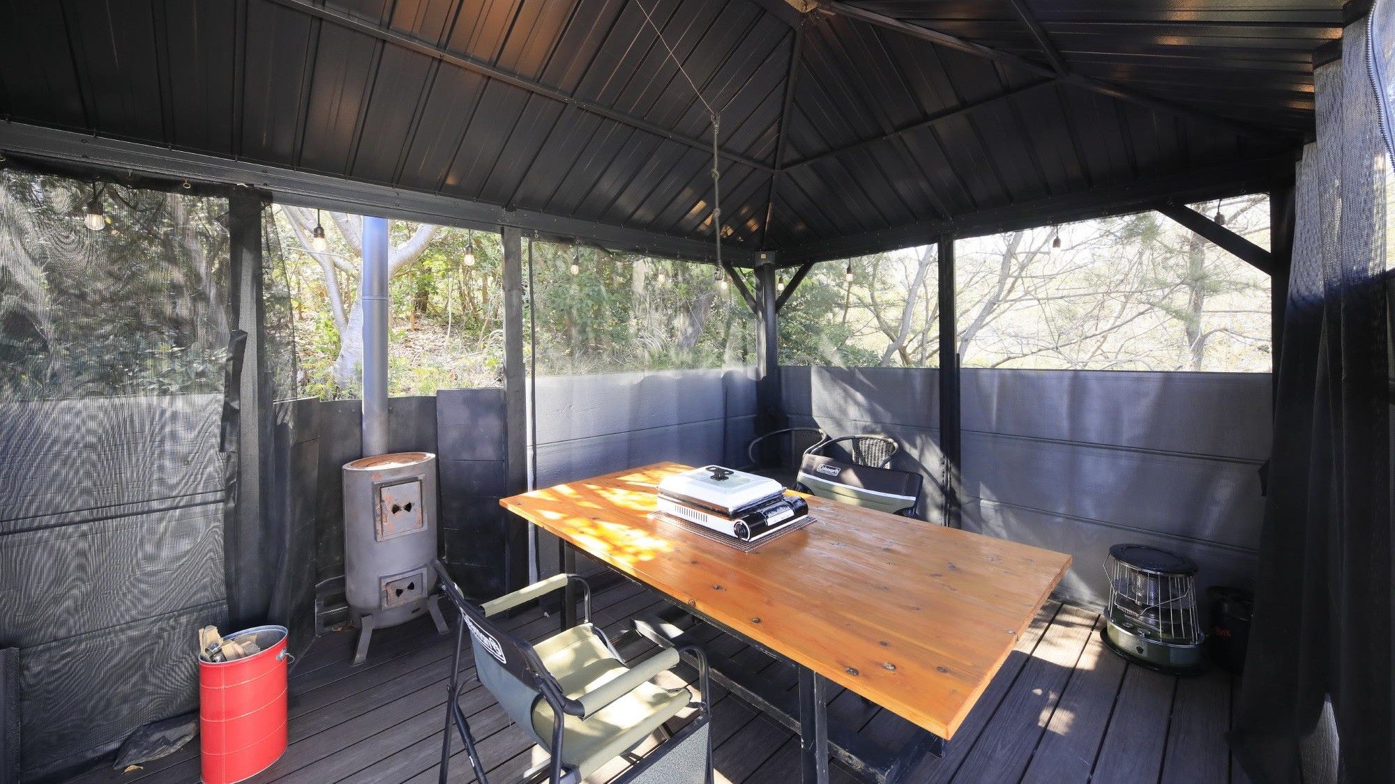 ◆BBQ会場　お食事関係の備品などはこちらに取り揃えております。