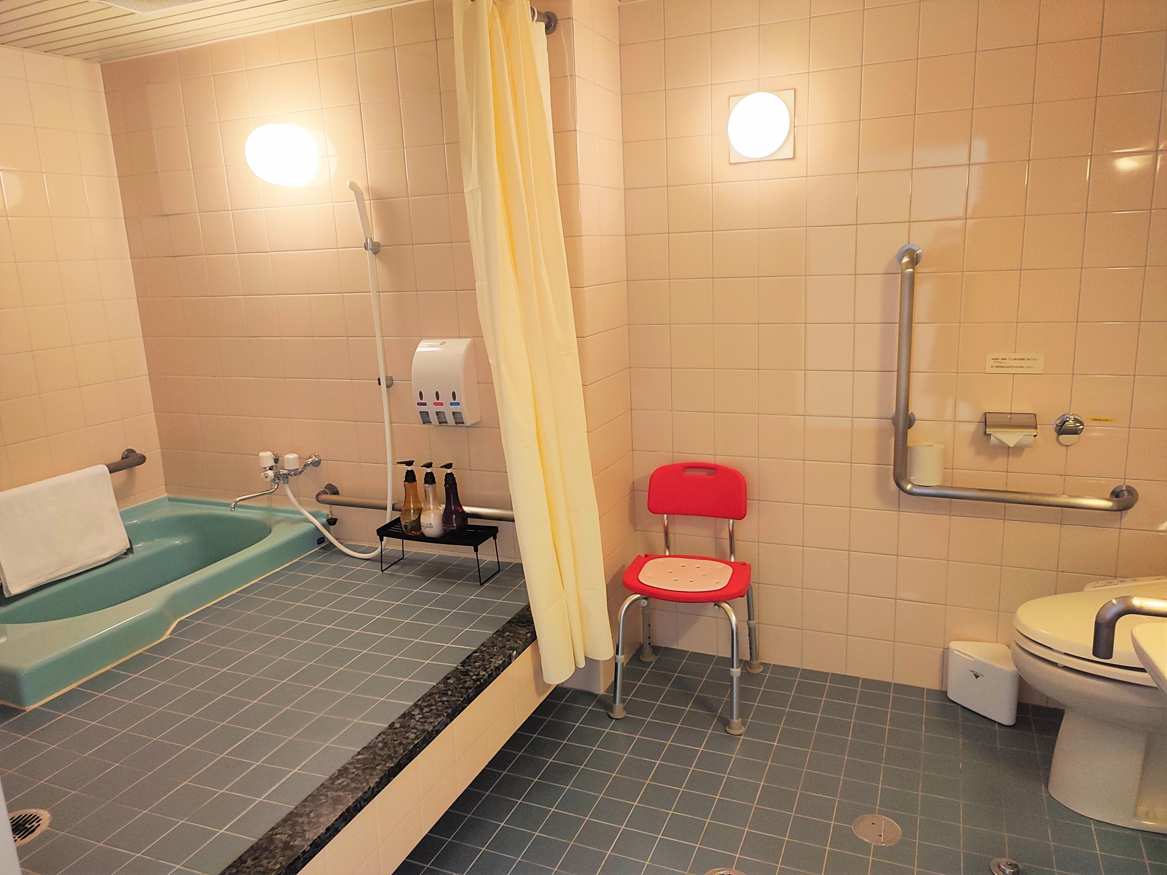 バリアルームの浴室