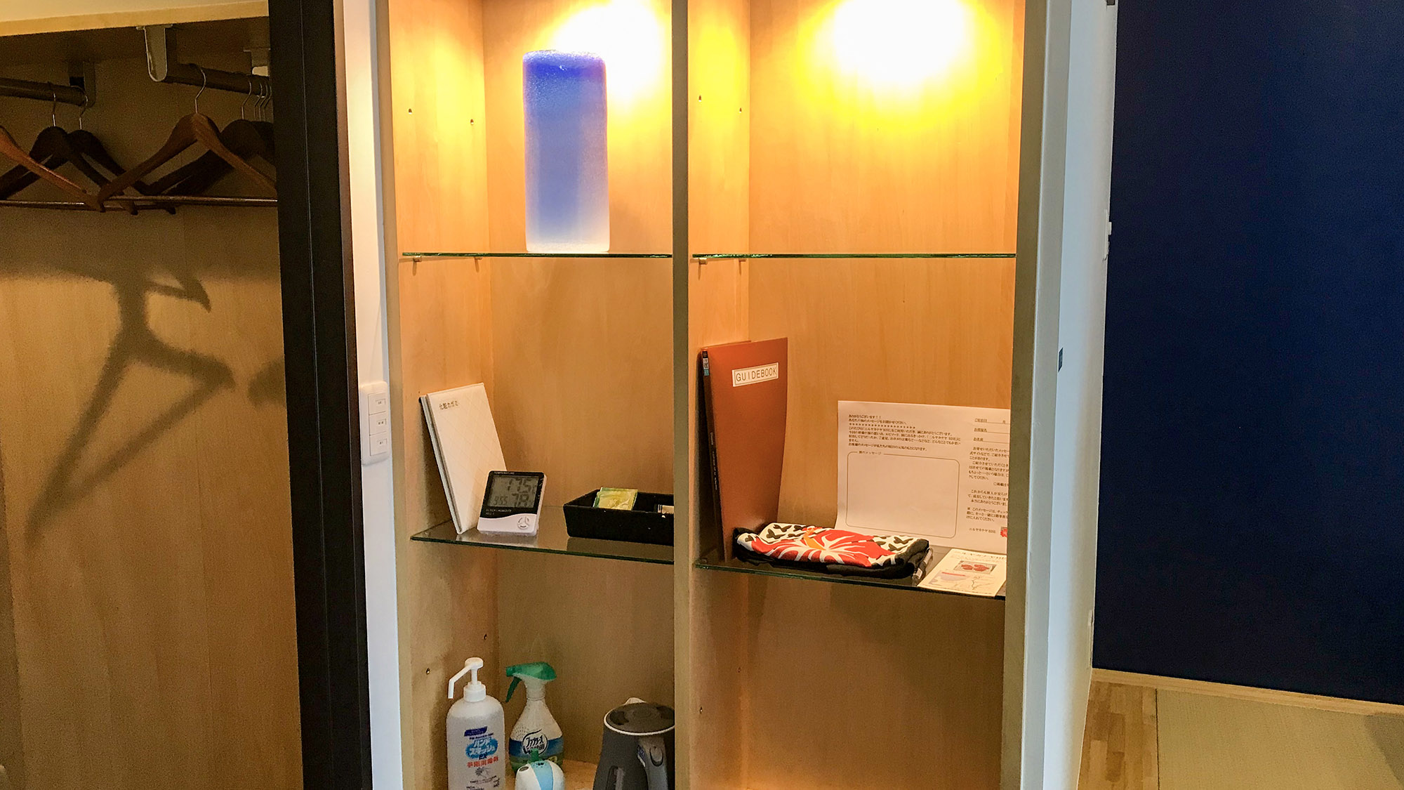 ・客室ガイドをはじめ、消臭スプレー、ハンドサニタイザーなど細かい備品もございます