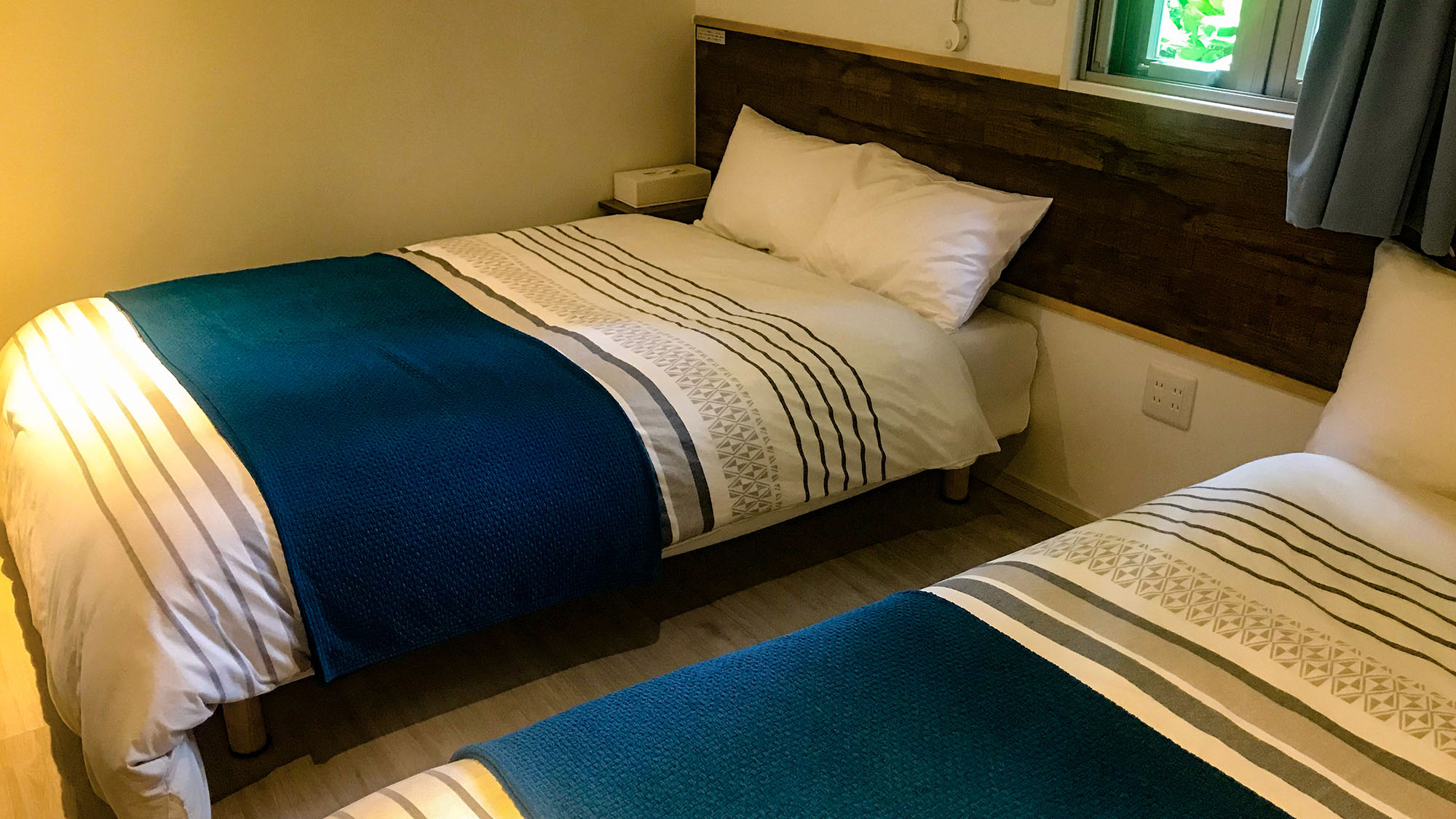 ・セミダブルベッドを2台備えております