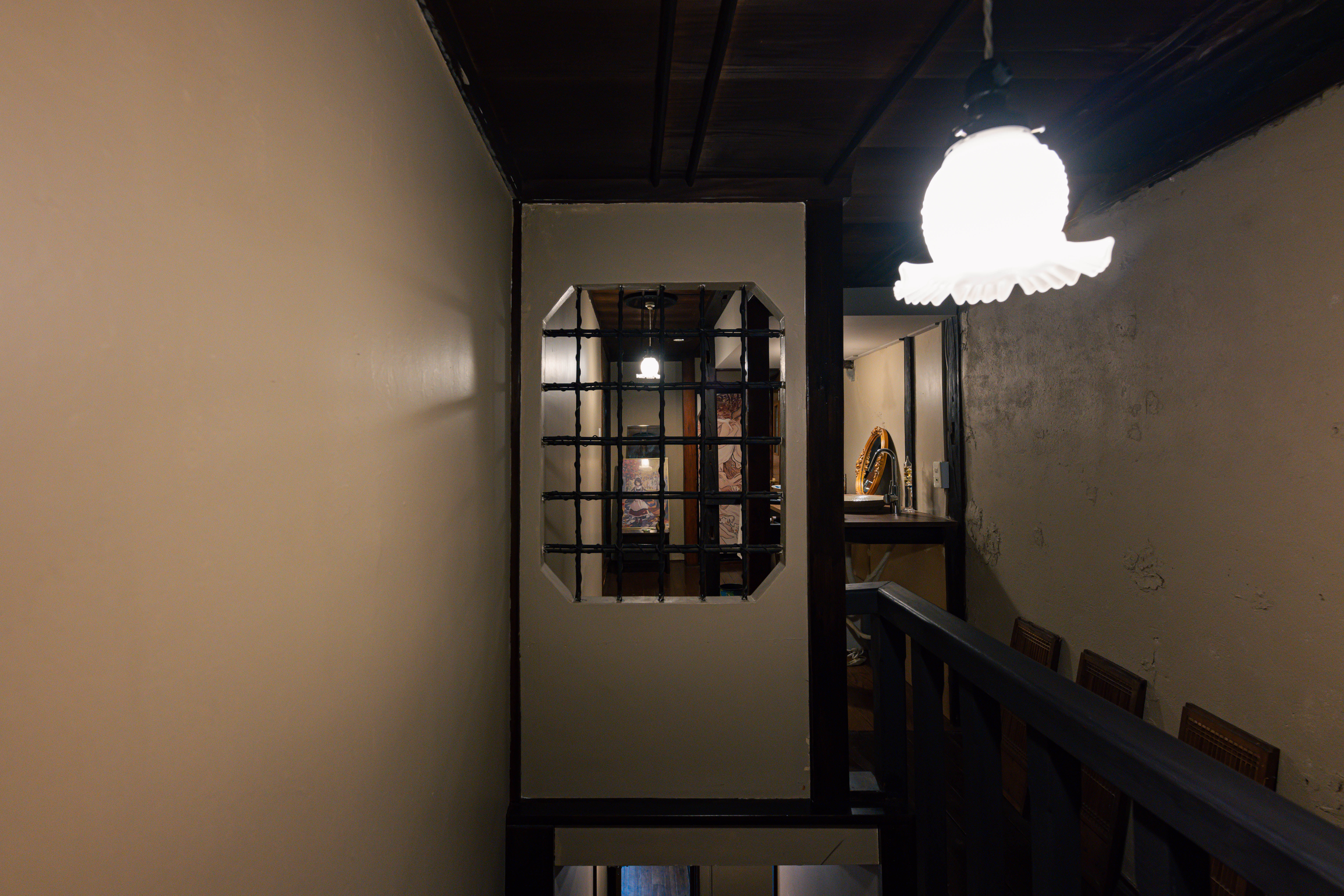 廊下のアンティーク照明