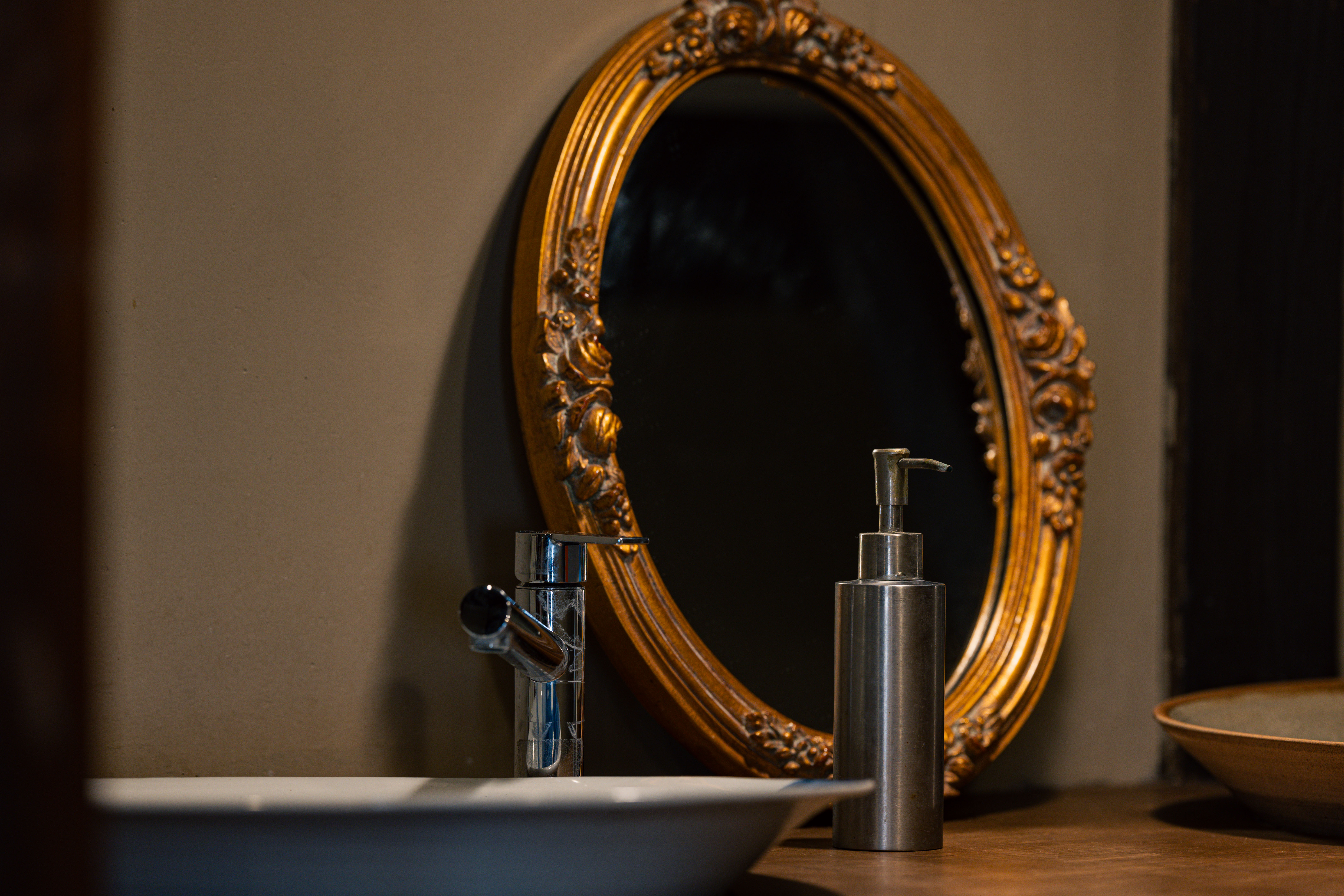 洗面所のアンティークミラー