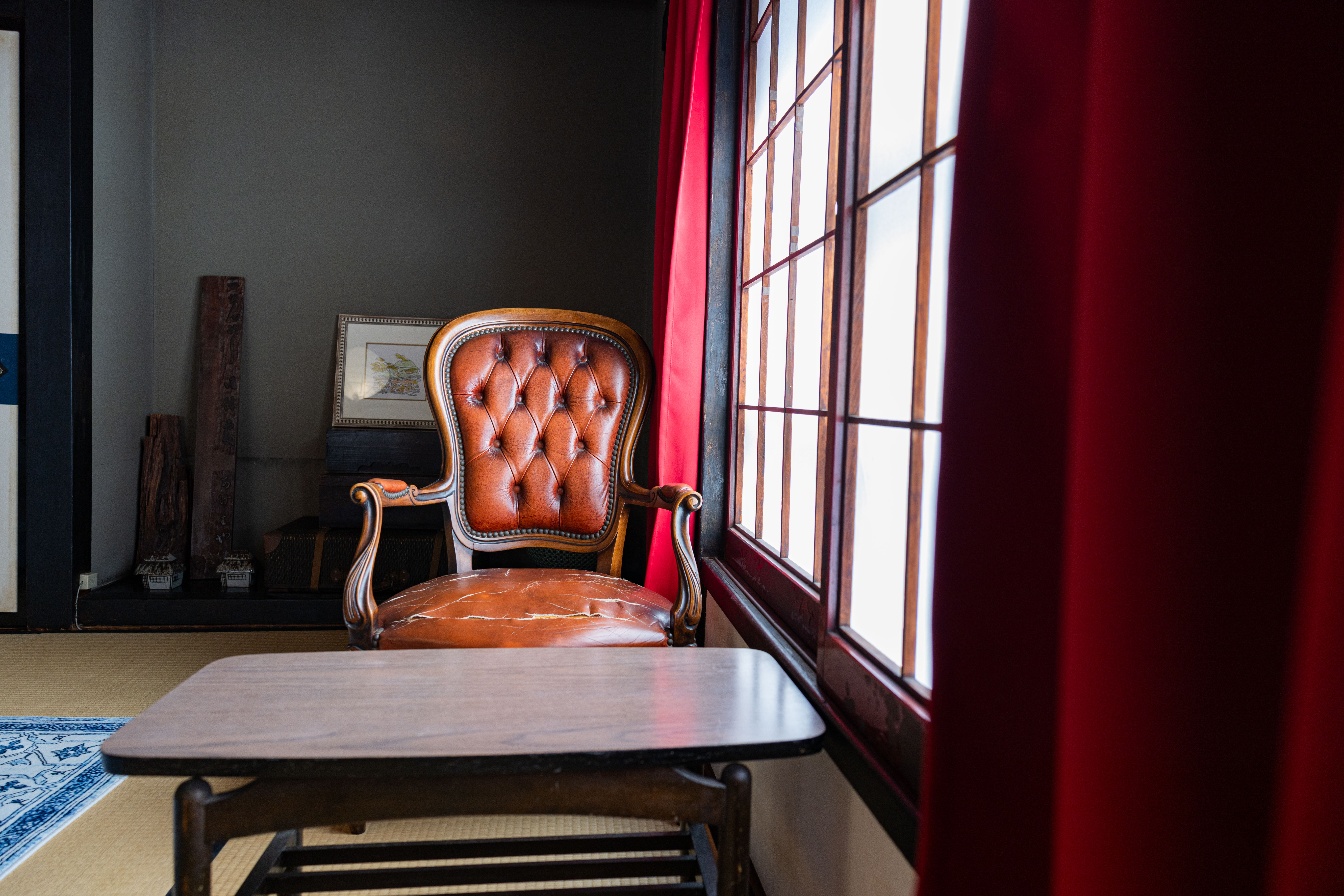 窓際のチェア