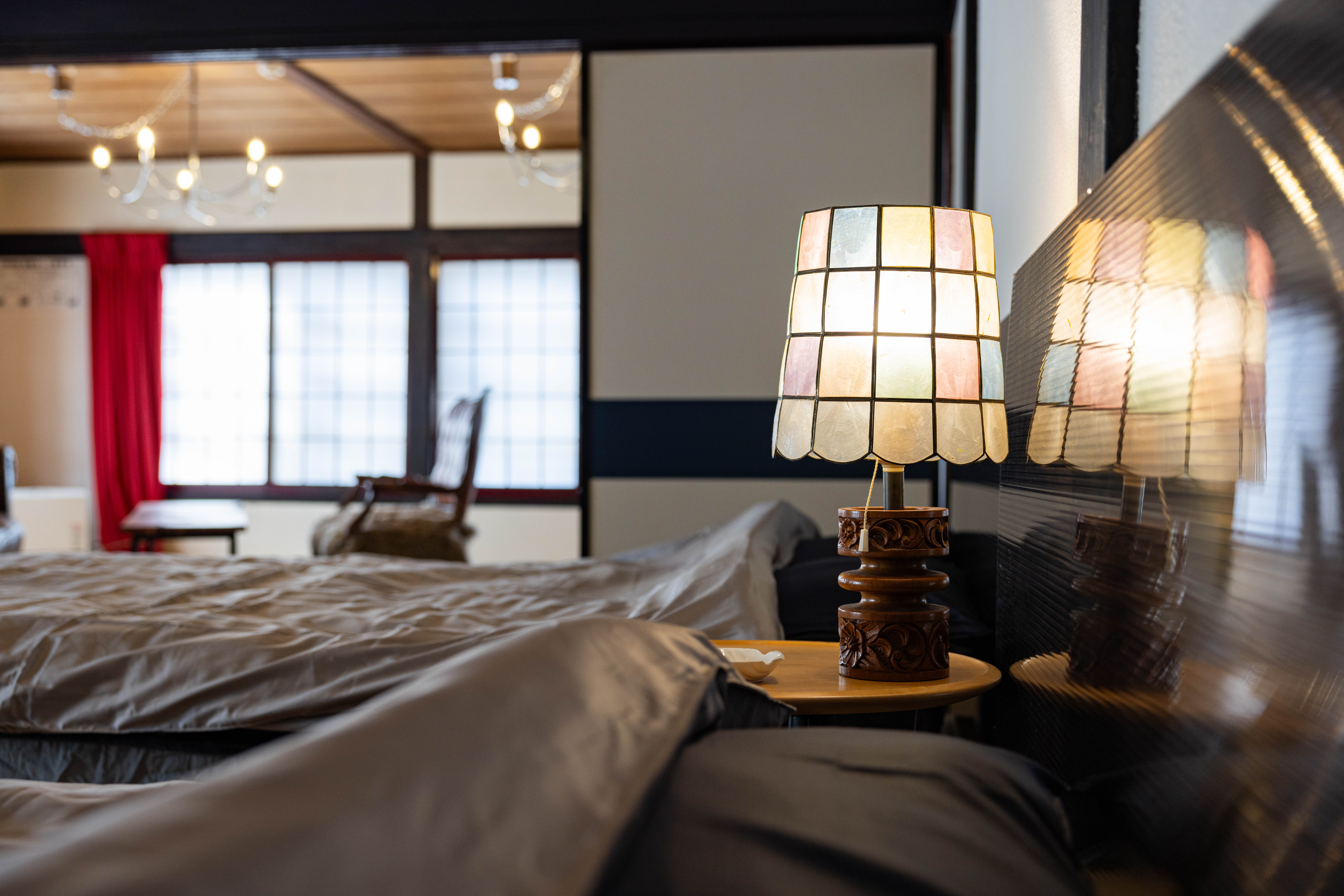 ベッドサイドからリビングを眺める