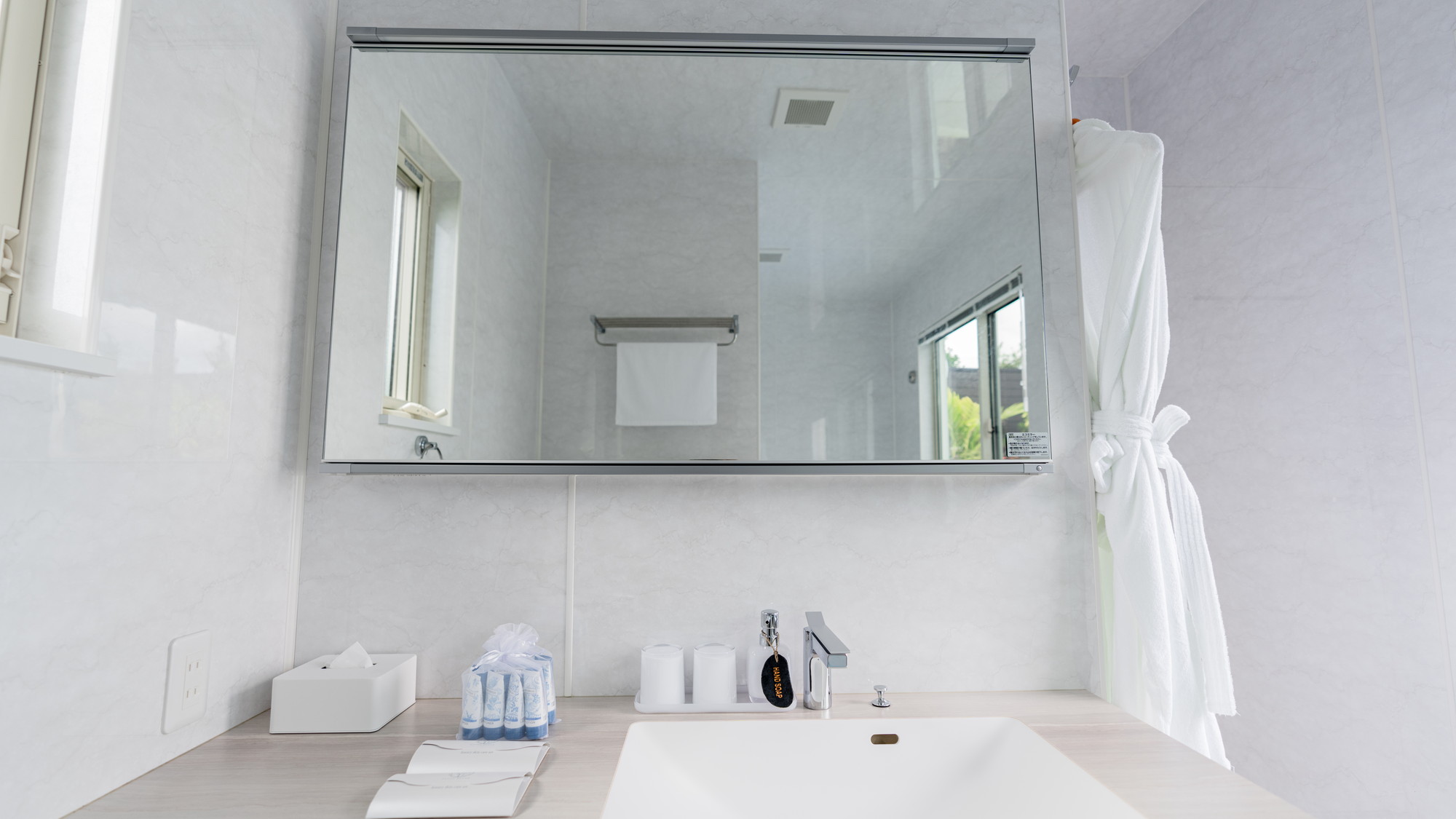 【Premiere Suite Villa】ダブルシンクの洗面台にトイレは2か所あります。