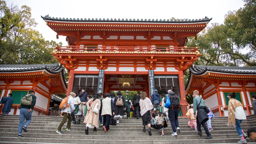 八坂神社（ホテルから徒歩約7分）