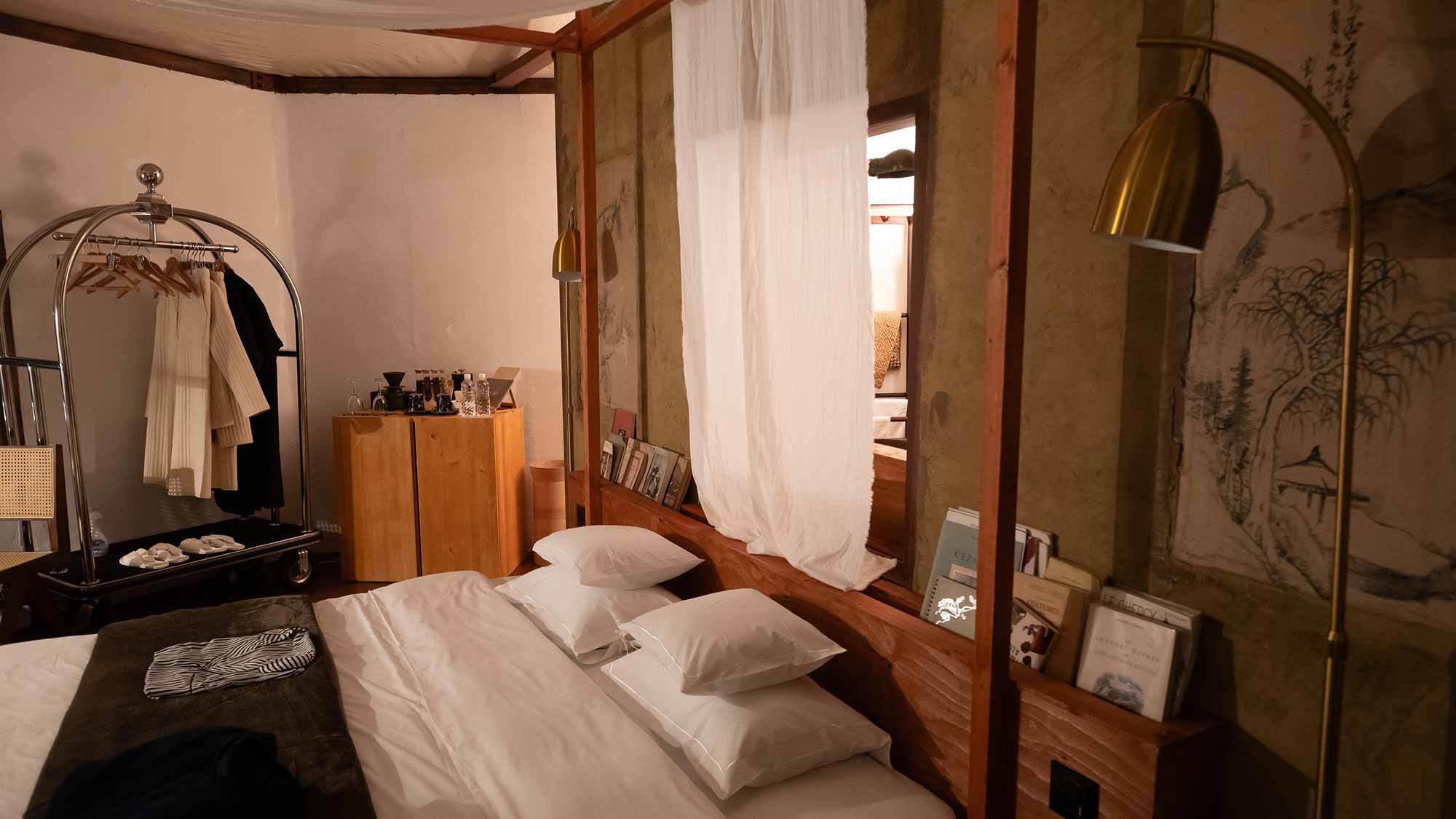 ・【コモレビ】日本の古道具や近代的な照明を使用したお部屋です