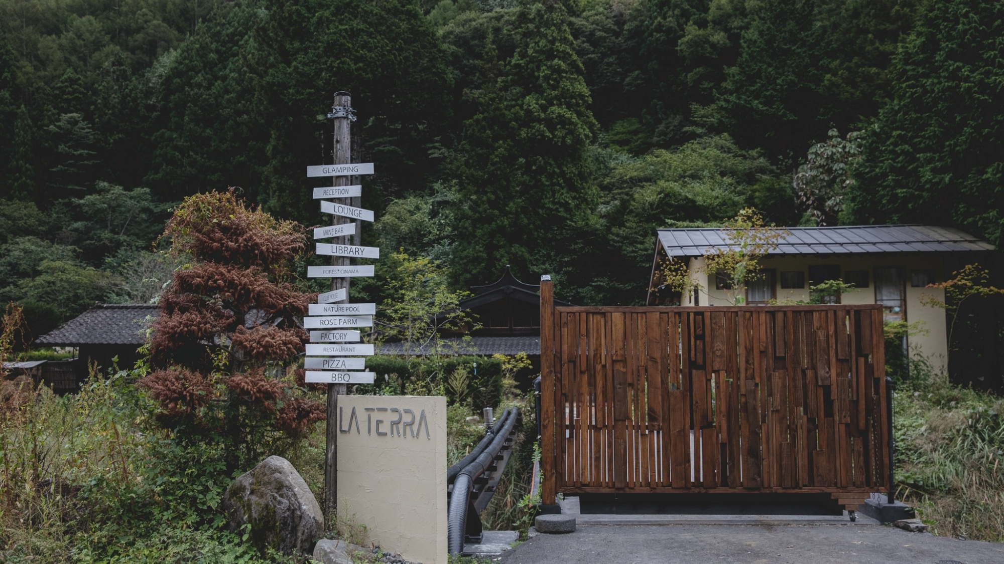 ・【エントランス】LA TERRAの入口、緑に包まれ深呼吸