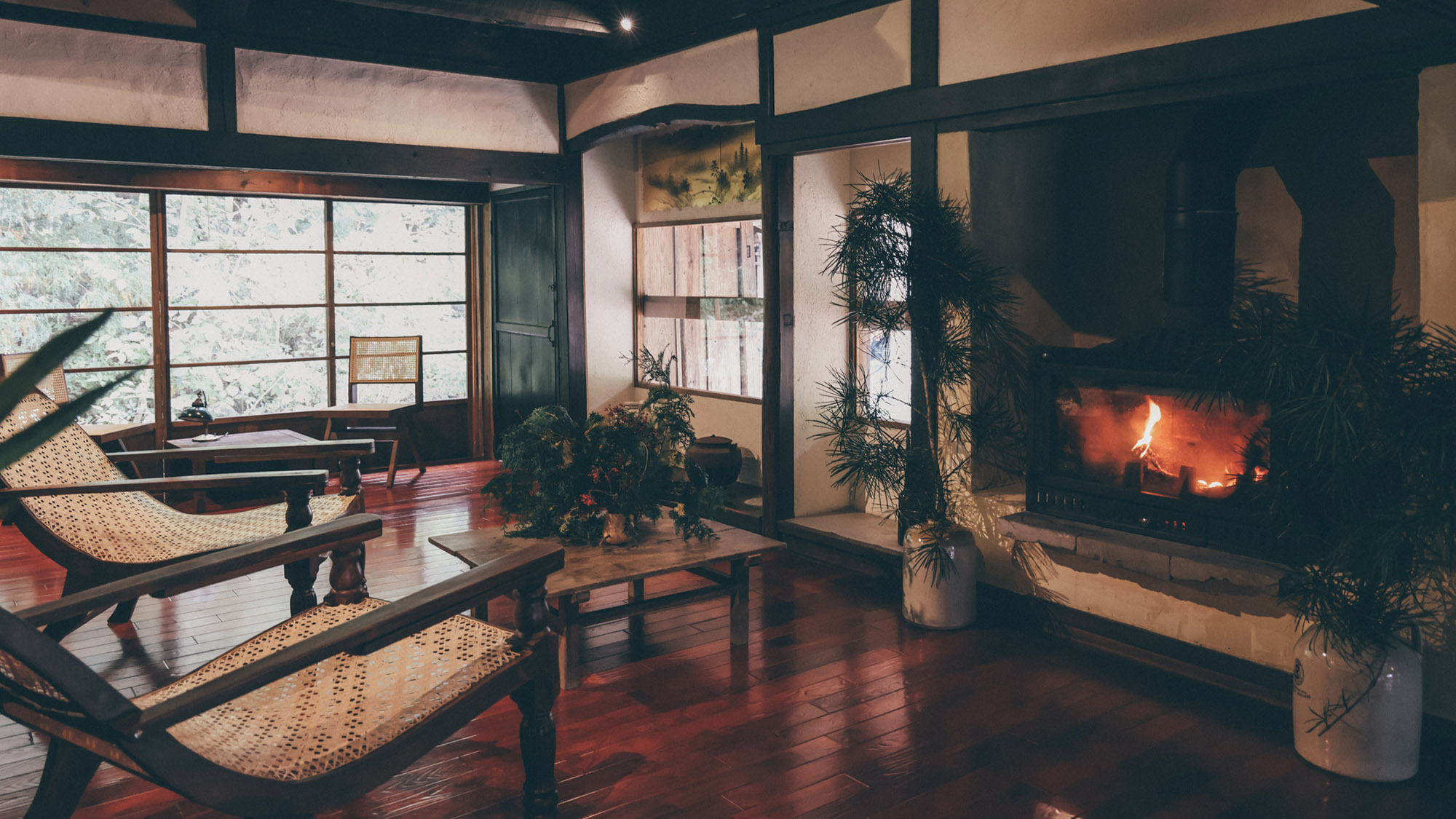 ・【ラウンジ】何も考えず火の光をのんびり眺める贅沢な時間をお過ごしください