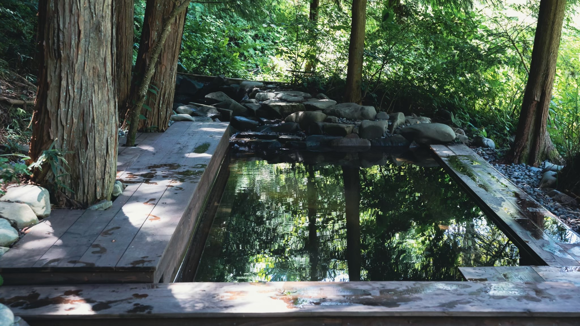 ・【水風呂】川から引いた水でサウナ後の水風呂タイム