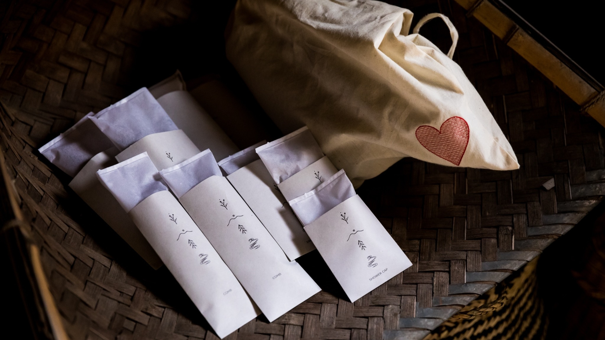 ・【アメニティ】籠いっぱいの備品で身軽に滞在