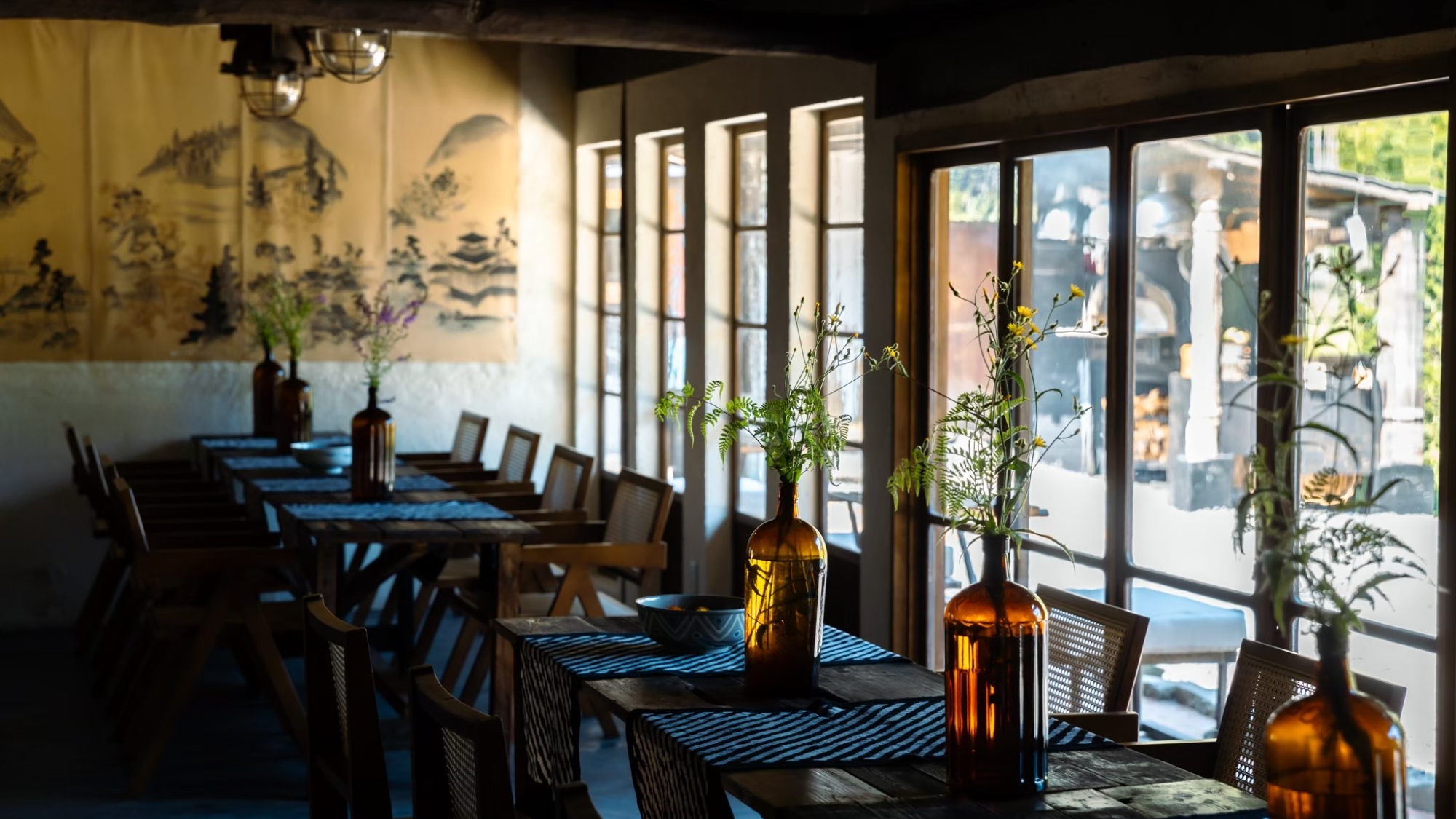 ・【ダイニング】瓶花と木のテーブル、ここから始まるごちそう時間