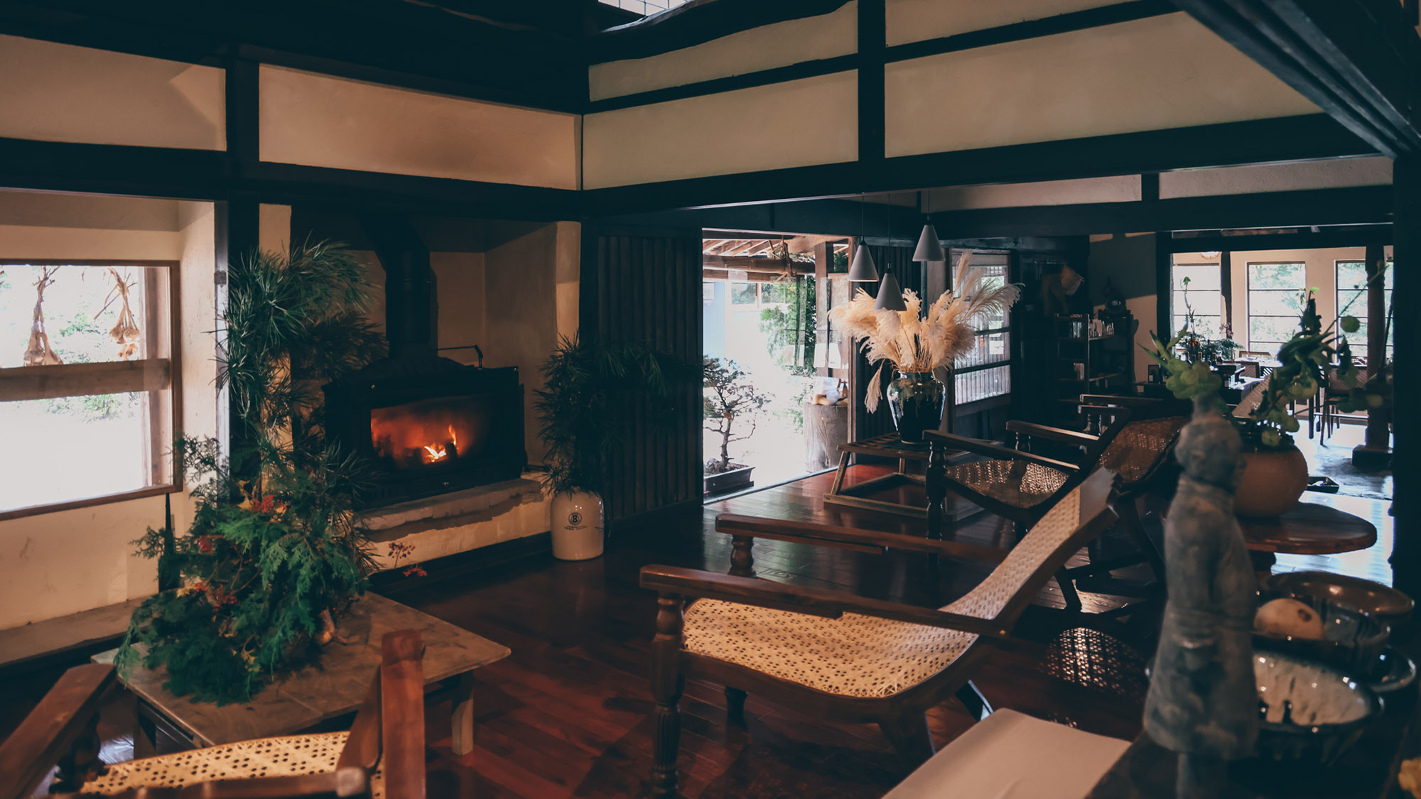 ・【ラウンジ】広々とした空間で植物に囲まれながらリラックスできます