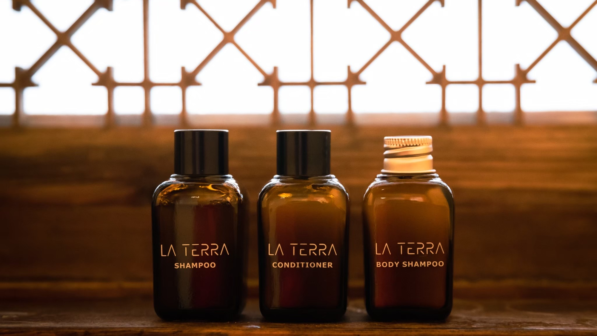 ・【バスアメニティ】窓辺に並ぶLA TERRA