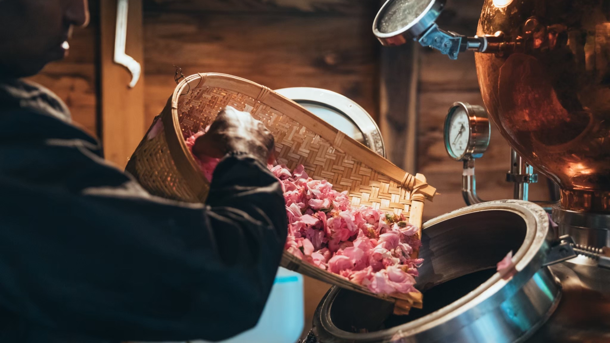 ・【バラの蒸留】香りを仕込む手仕事、ふわり香って春をまとう