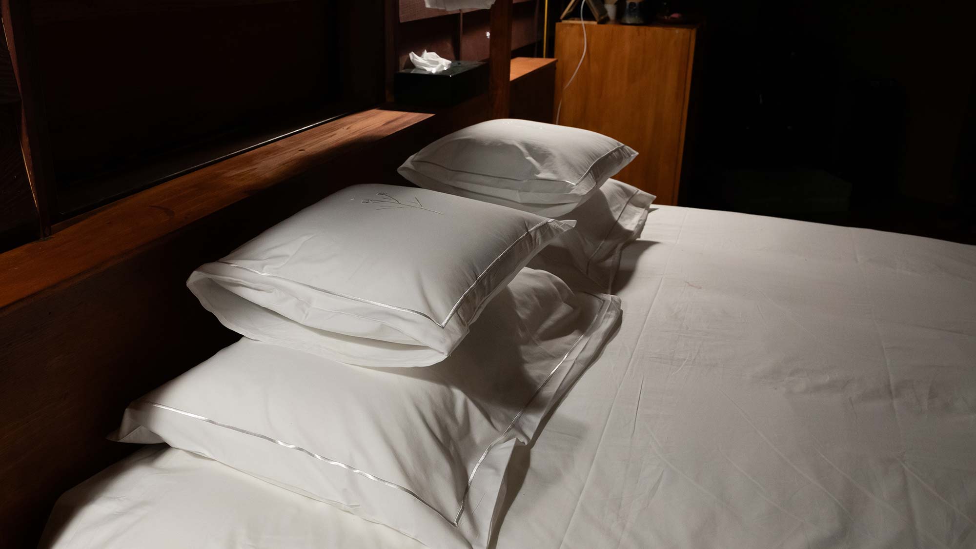 ・【フォールサイド】ふかふかのベッドにしっかりとしたピロー　快適な睡眠をお楽しみください