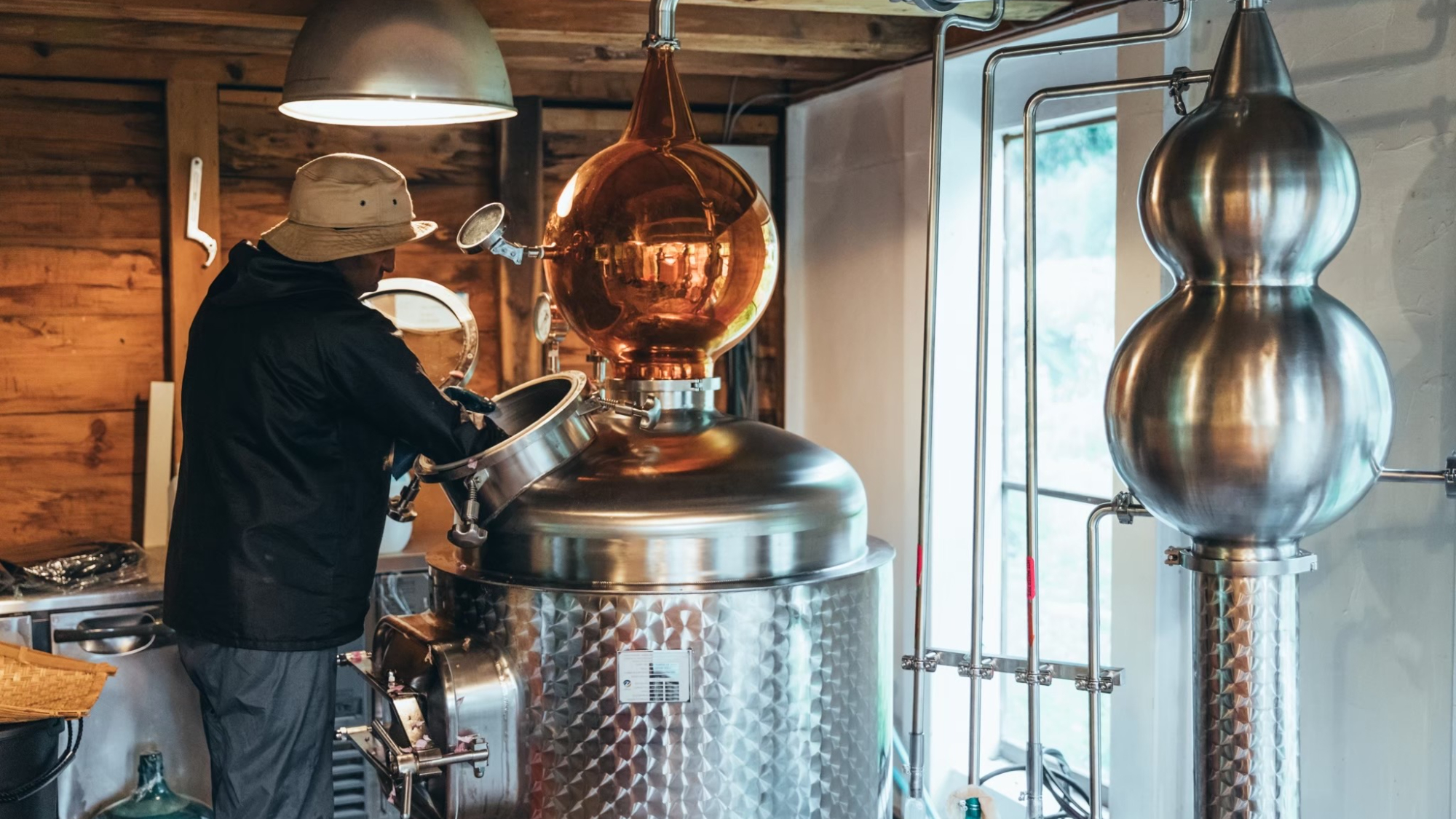 ・【バラの蒸留】銅の機械で香りづくり、心ほどけるひととき