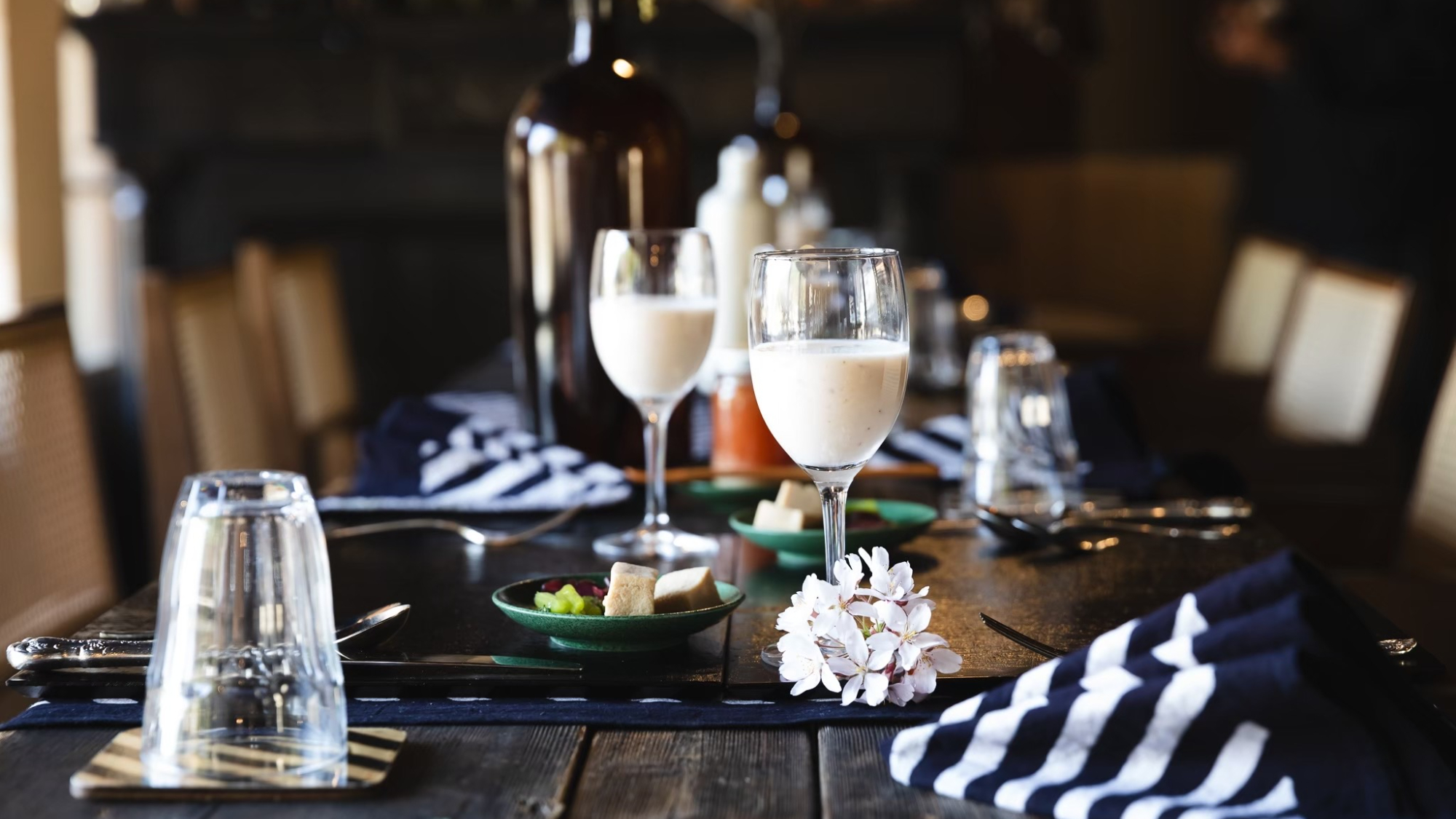 ・【料理】桜添えのグラスでほっとひと息