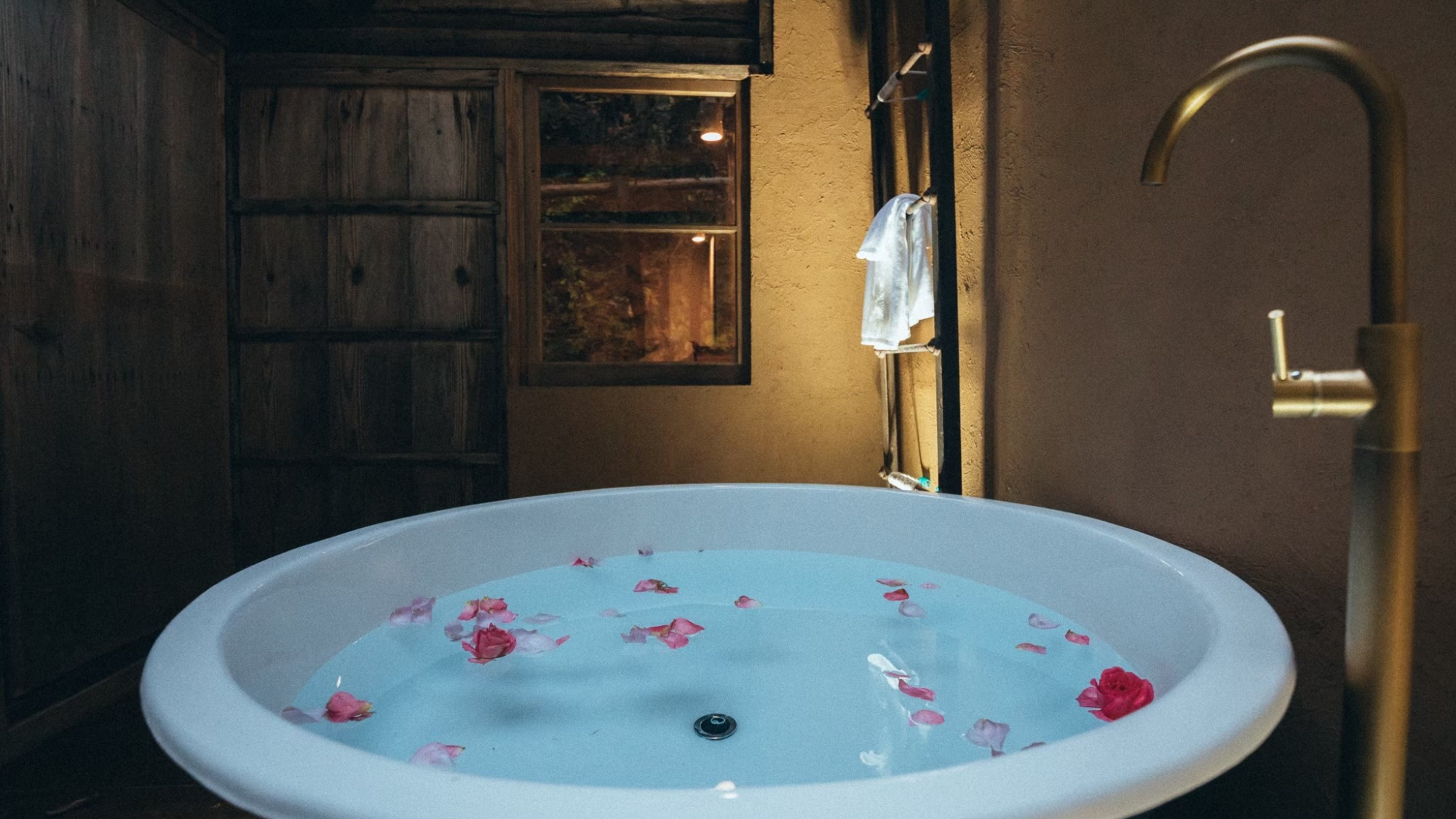 ・【WHITE ROOM】自然のなかでくつろぐ露天風呂