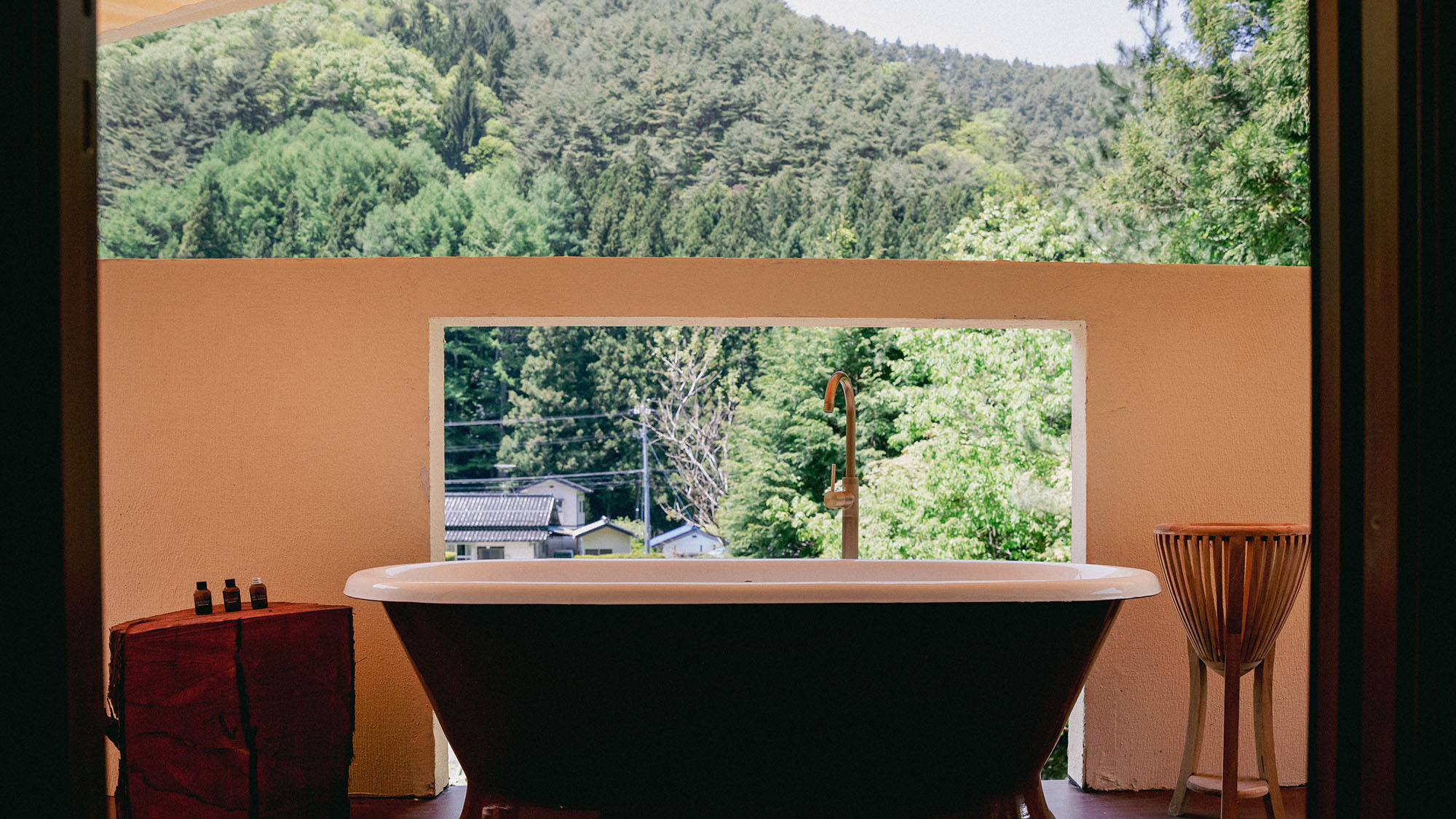 ・【ローズビュー】露天風呂からの美しい景色。山々を特等席から眺められます。