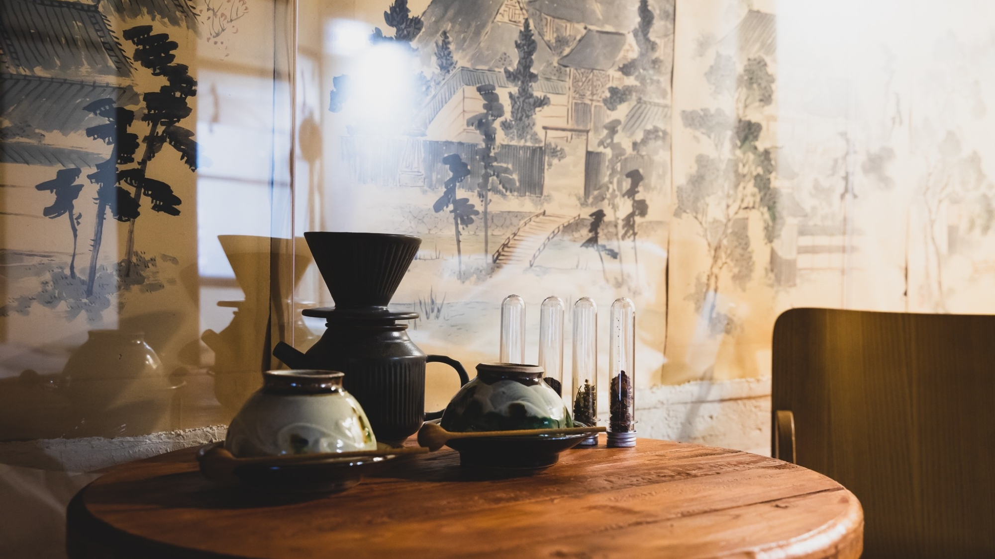 ・【客室アメニティ】丸テーブルで珈琲とお茶を