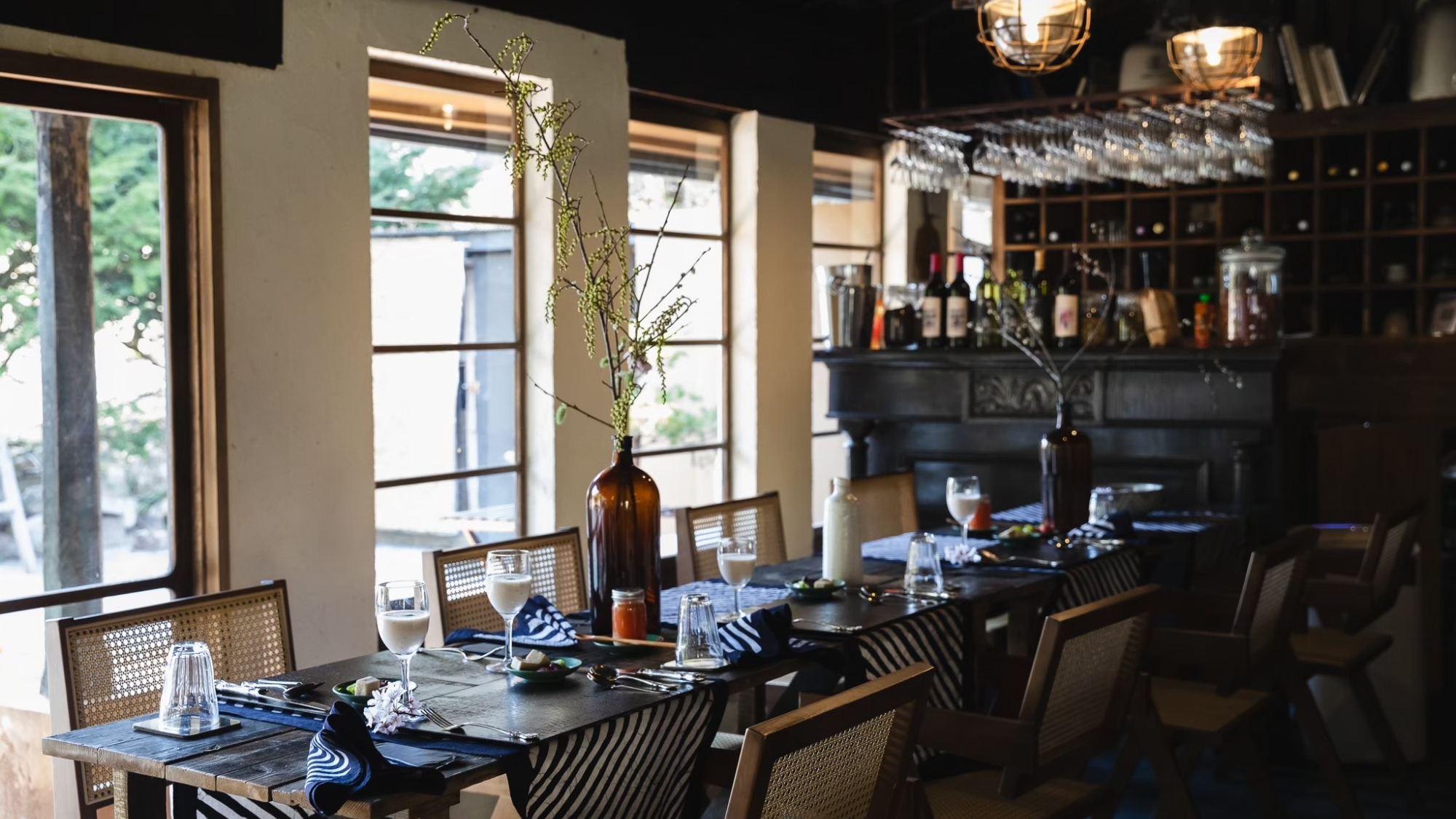 ・【バーダイニング】落ち着く灯りと並ぶ席、大人のご褒美