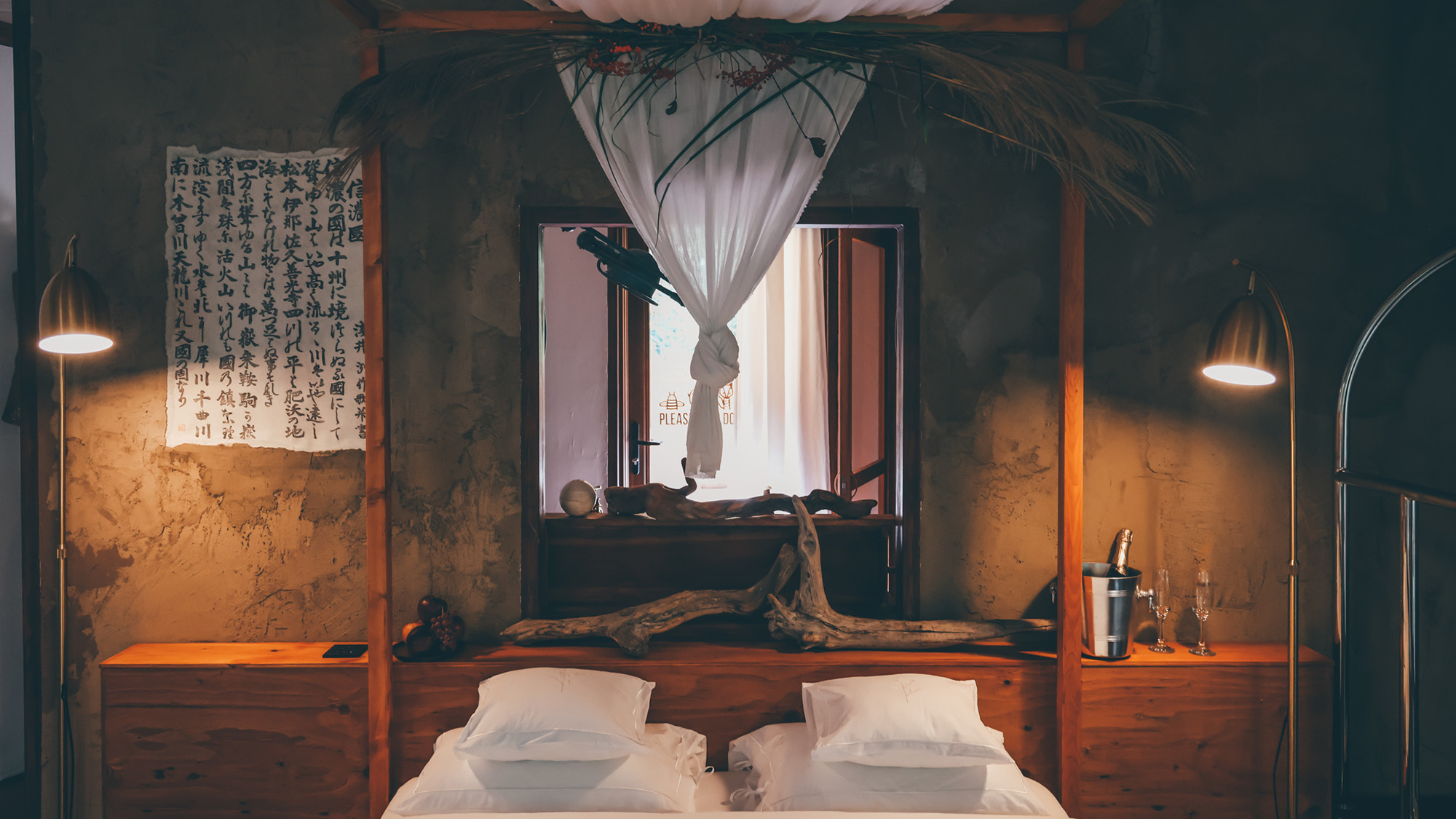 ・【お部屋概要】建具などはそのまま使用し、歴史を細部に感じる事ができるようデザインされています