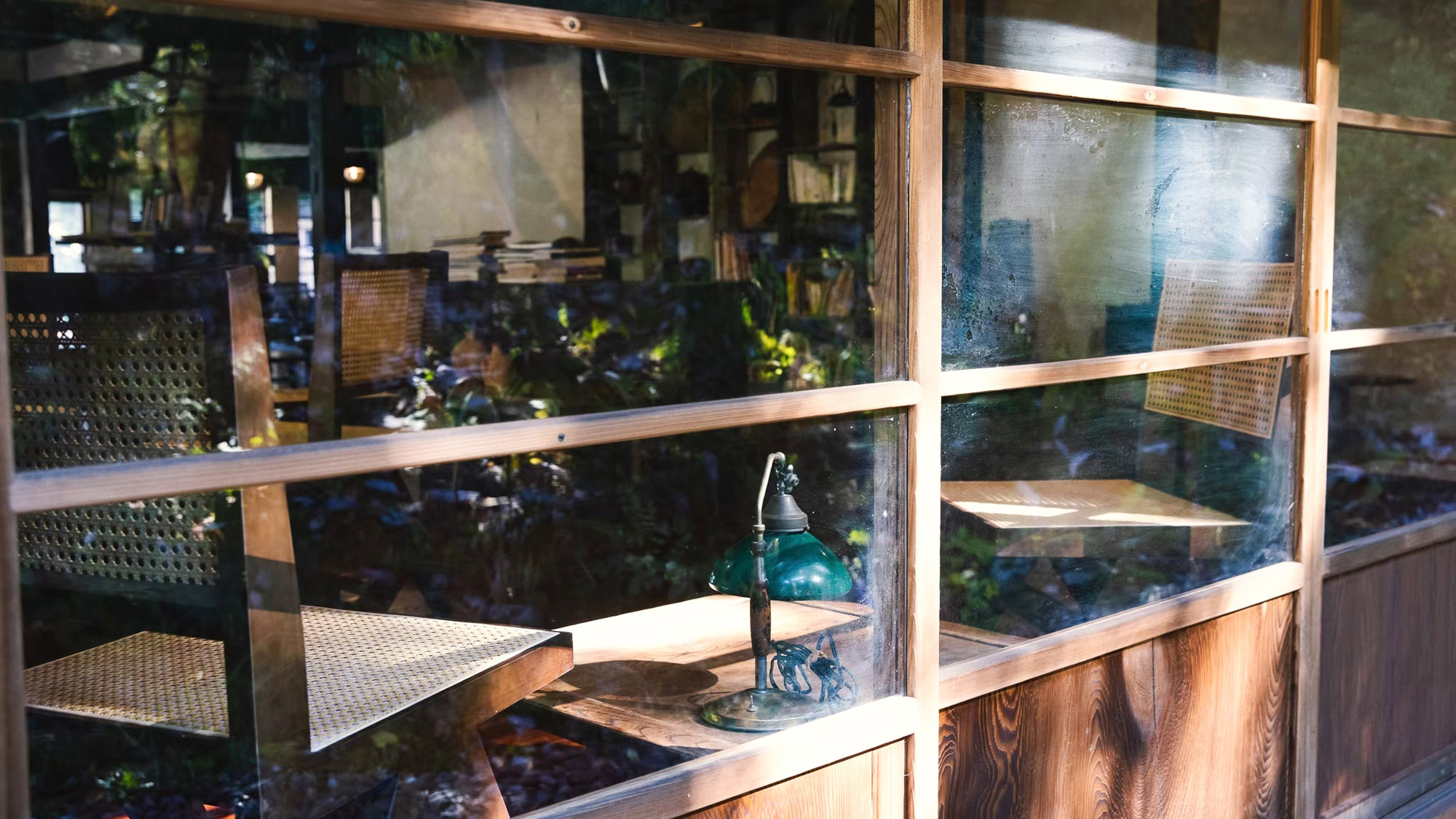 ・【ラウンジ】秋の景色を眺めながら読書はいかがでしょうか