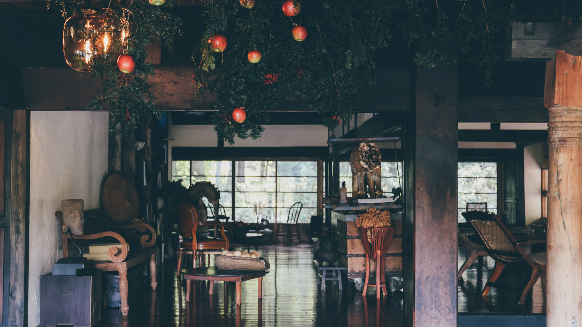 ・【ラウンジ】たくさんのリンゴが目を惹くラウンジ。木のぬくもりを存分に感じられます